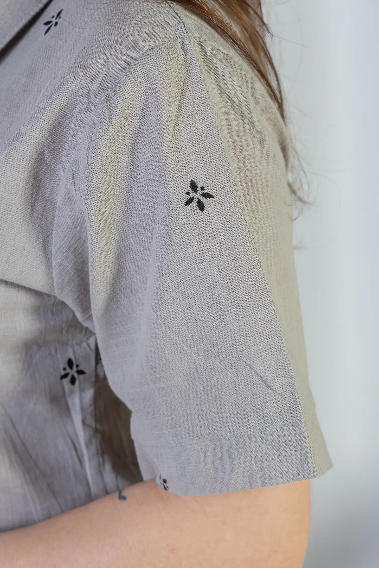 Camisa Manga Curta Bordada Poli Visco Bruna Cinza