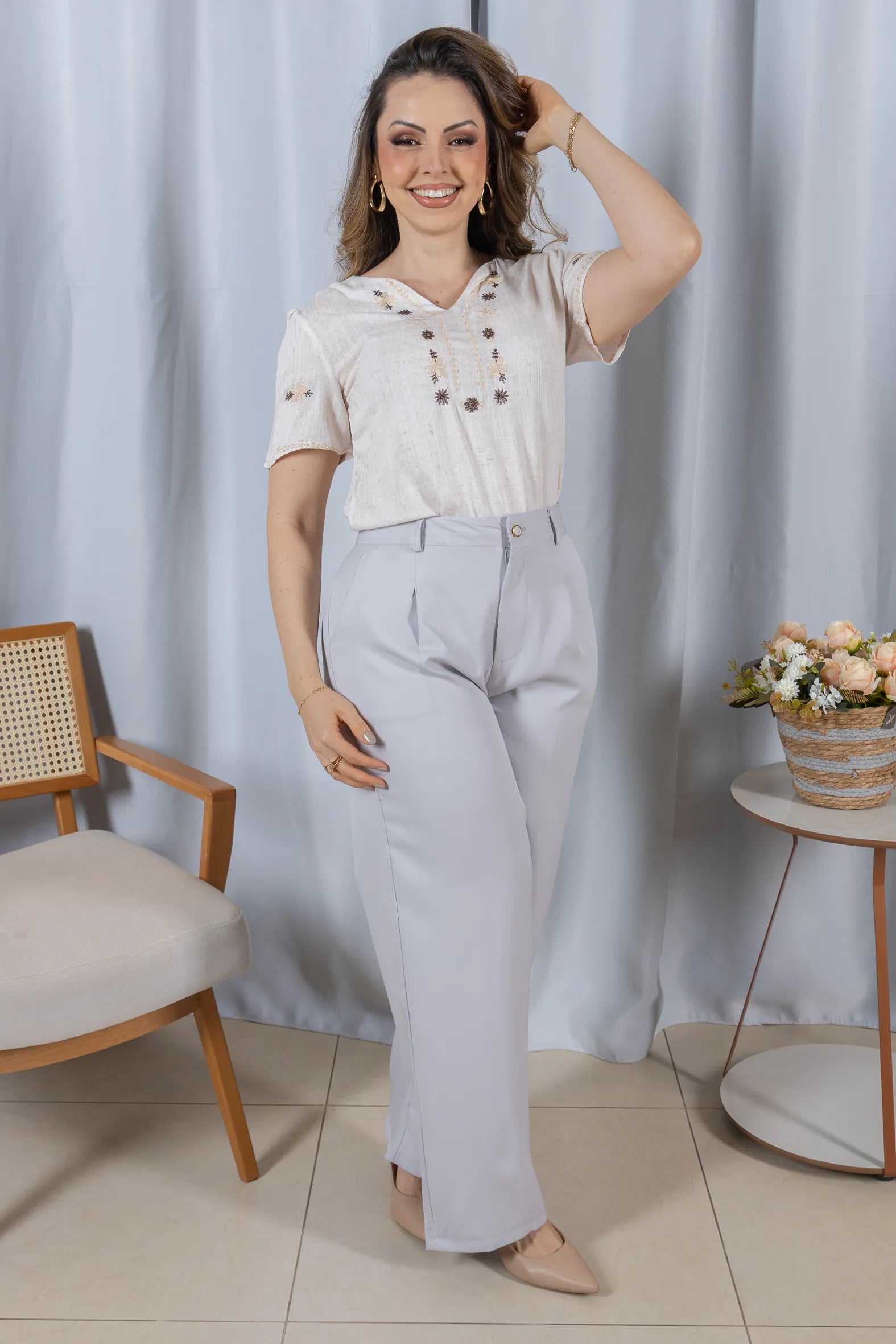 Blusa Manga Curta Decote em 'V' em Viscose com Acabamento Bordado Liara Off White