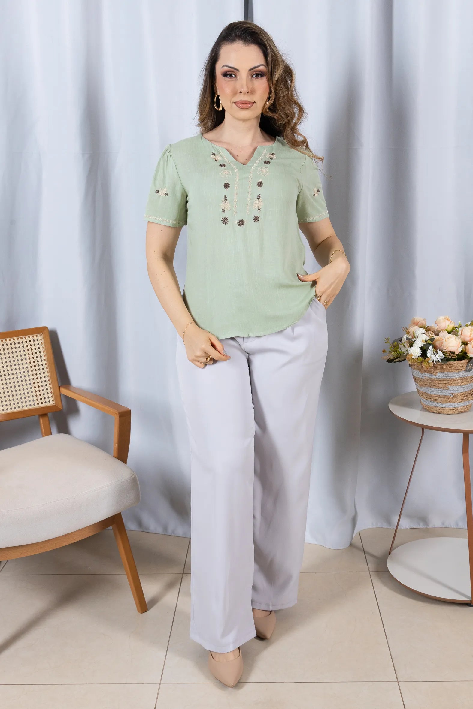 Blusa Manga Curta Decote em 'V' em Viscose com Acabamento Bordado Liara Verde