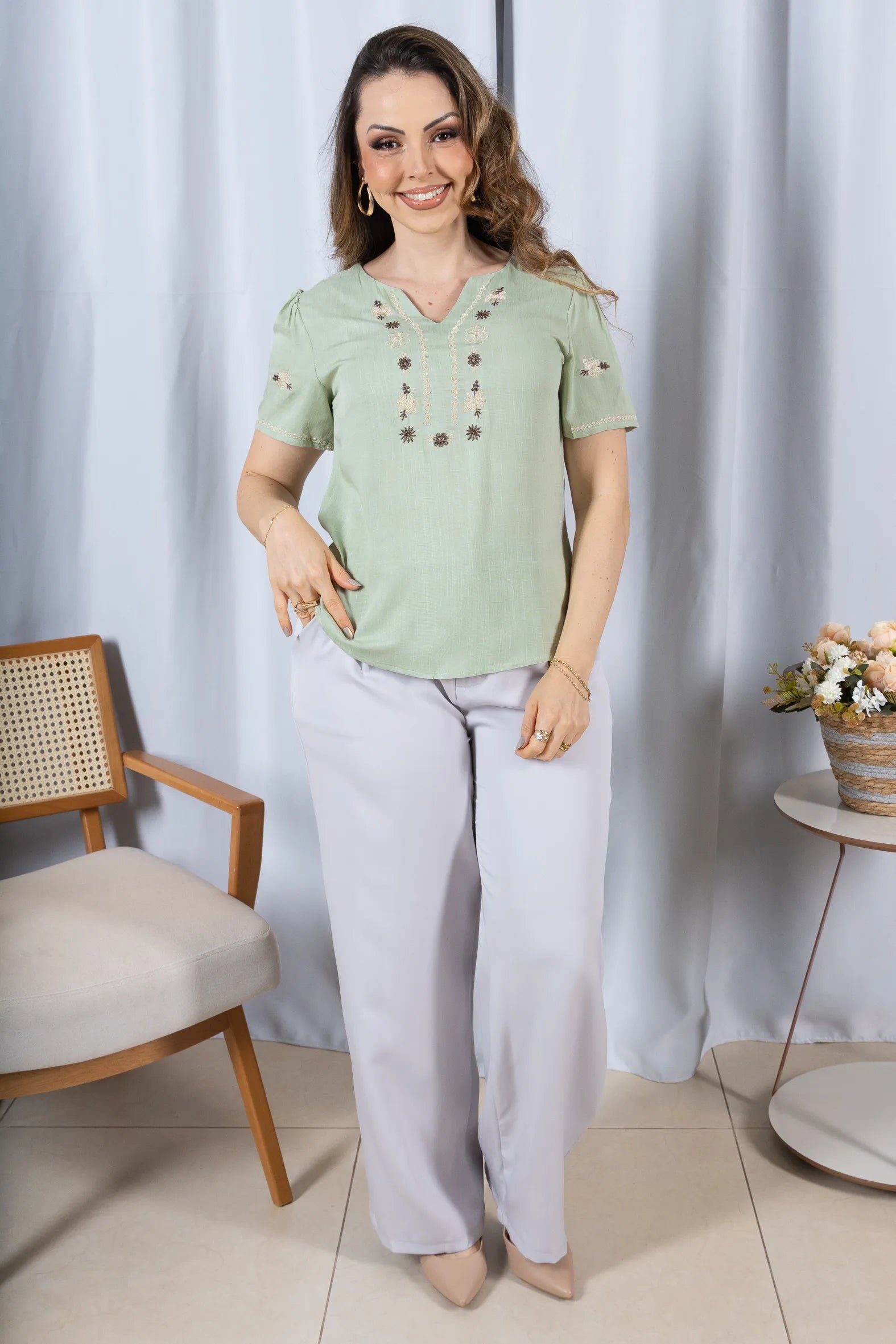 Blusa Manga Curta Decote em 'V' em Viscose com Acabamento Bordado Liara Verde