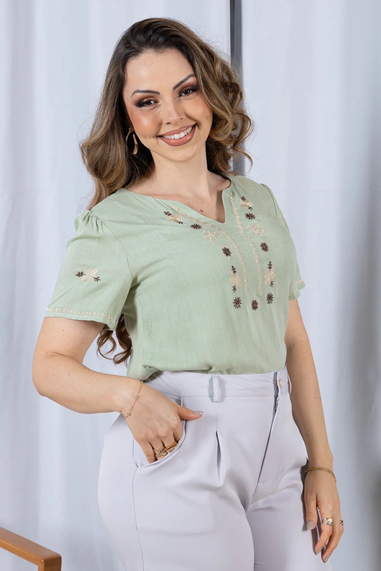 Blusa Manga Curta Decote em 'V' em Viscose com Acabamento Bordado Liara Verde