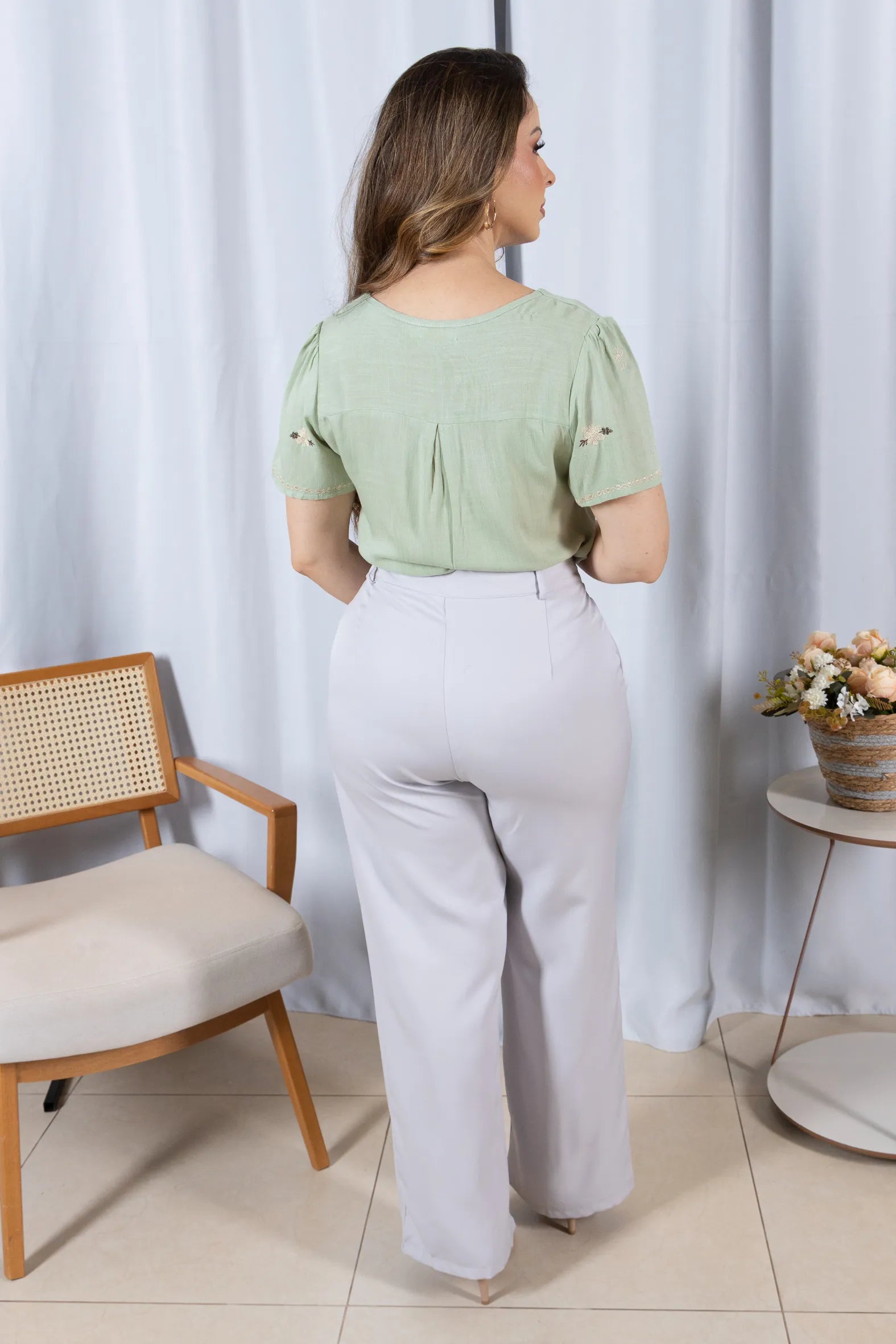 Blusa Manga Curta Decote em 'V' em Viscose com Acabamento Bordado Liara Verde