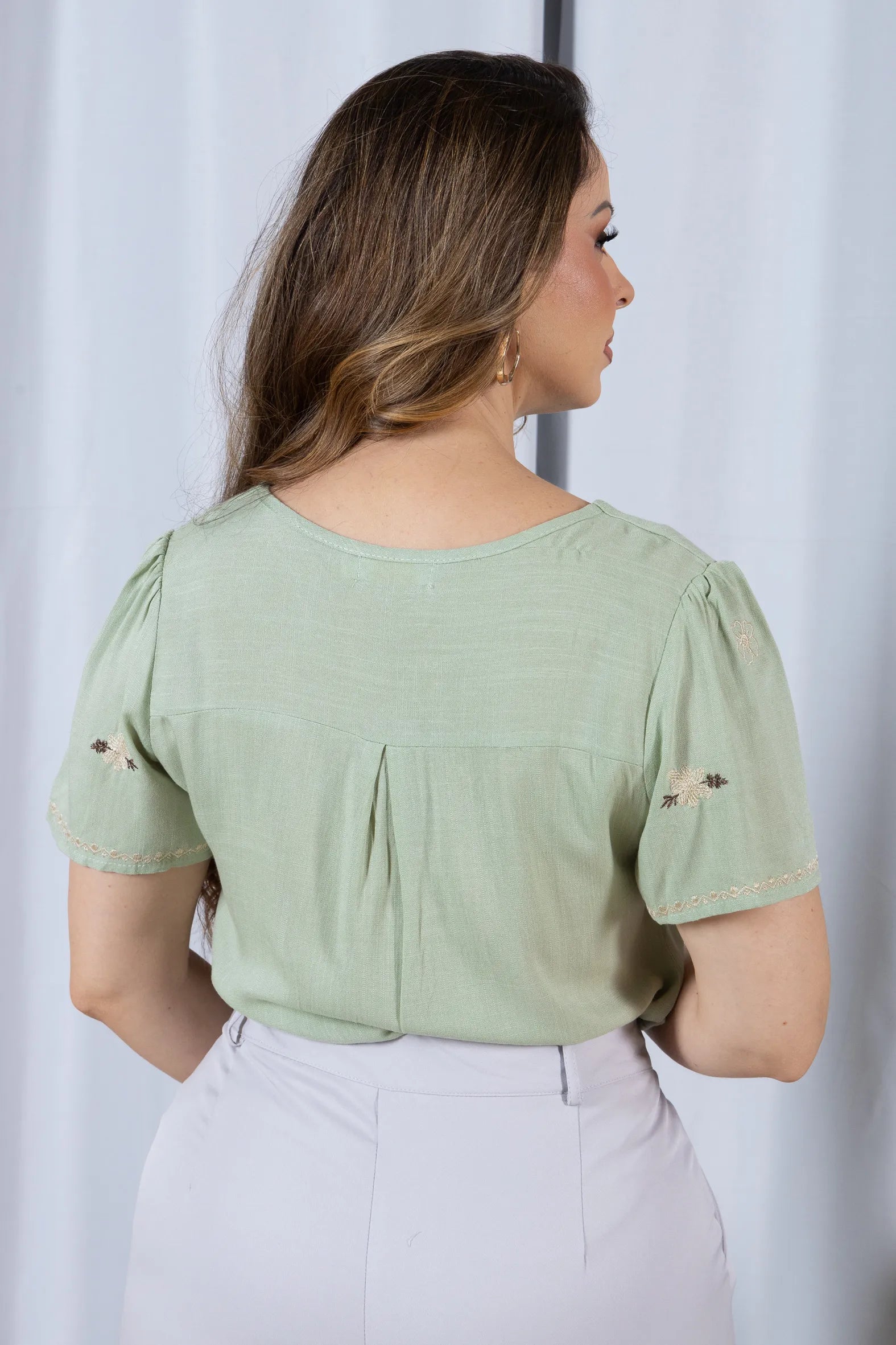 Blusa Manga Curta Decote em 'V' em Viscose com Acabamento Bordado Liara Verde