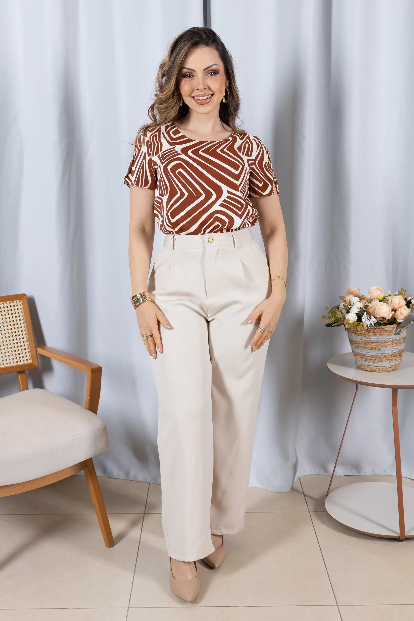 Blusa Manga Curta com Detalhe em Botão Crepe Classic Estampada Talia Marrom