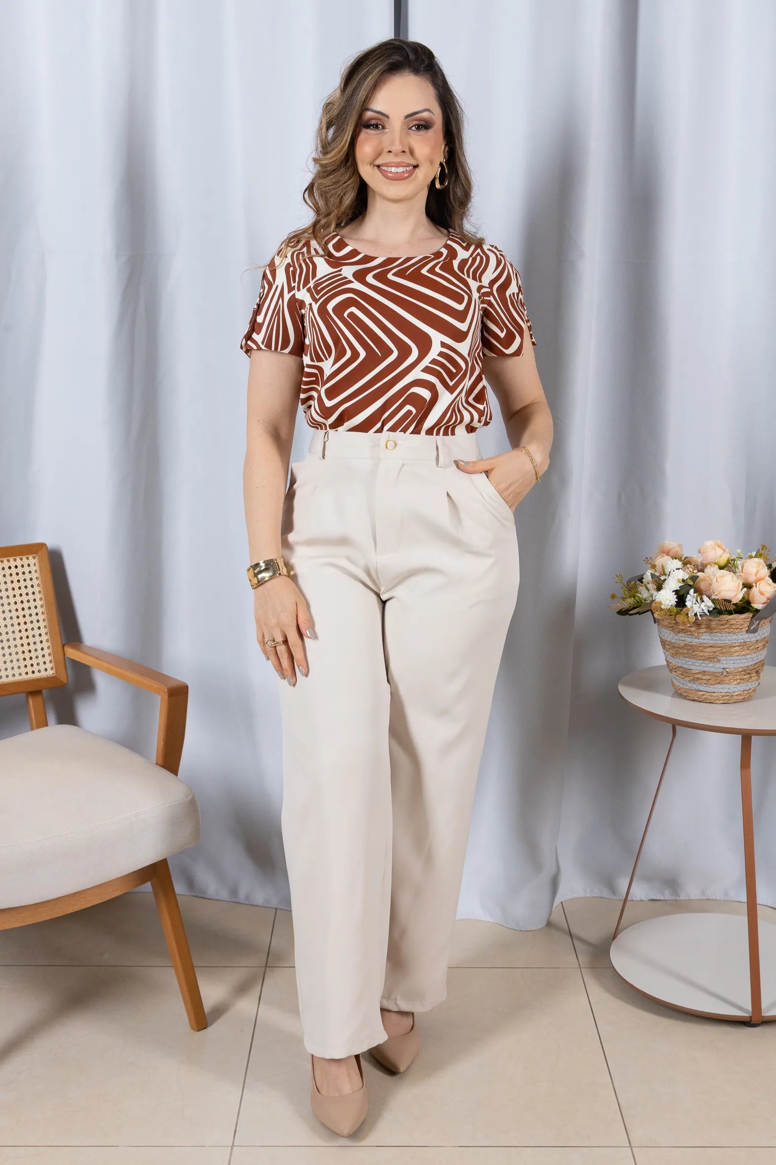 Blusa Manga Curta com Detalhe em Botão Crepe Classic Estampada Talia Marrom