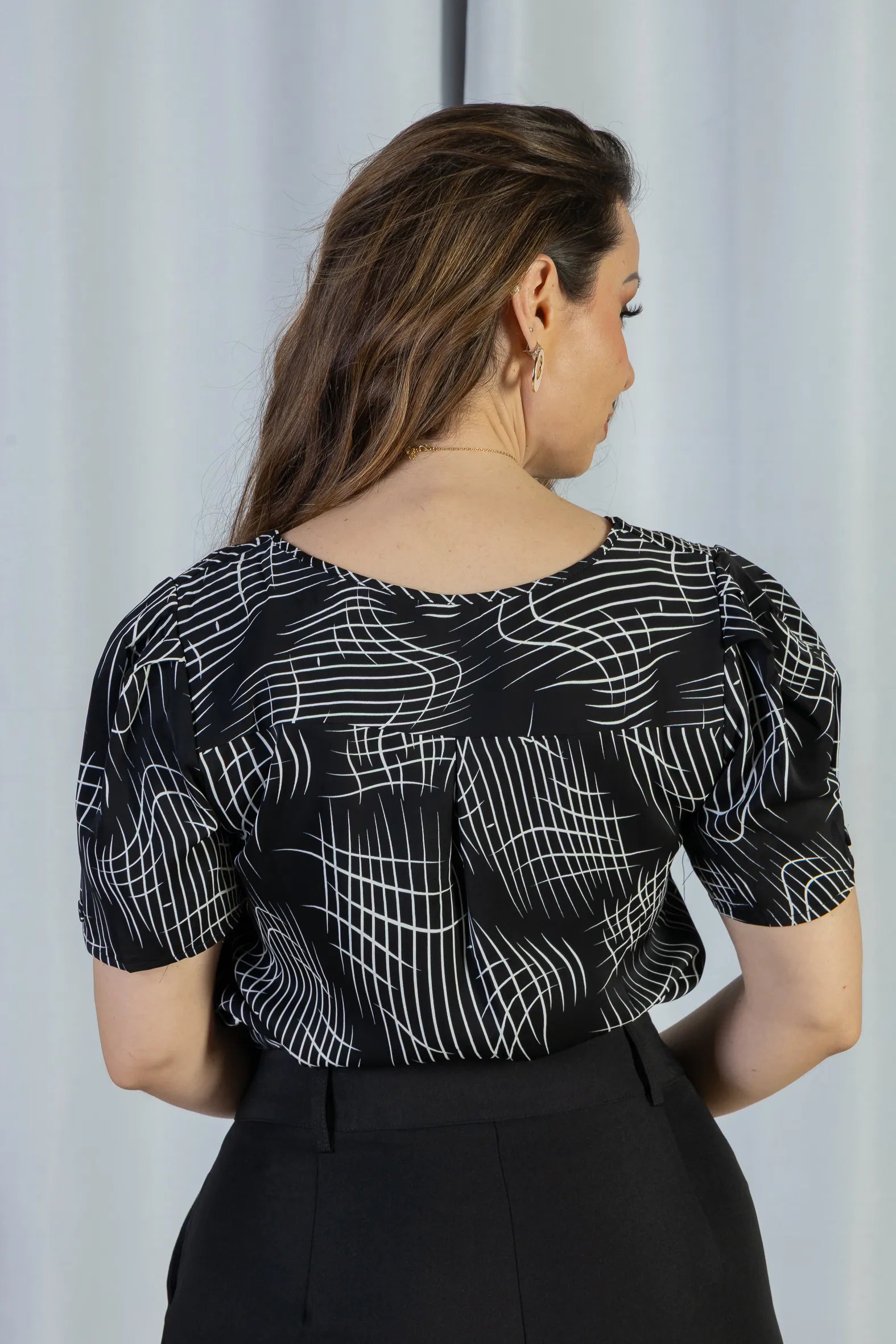 Blusa Manga Curta Transpassada Crepe Classic Gisele Estampada Preta