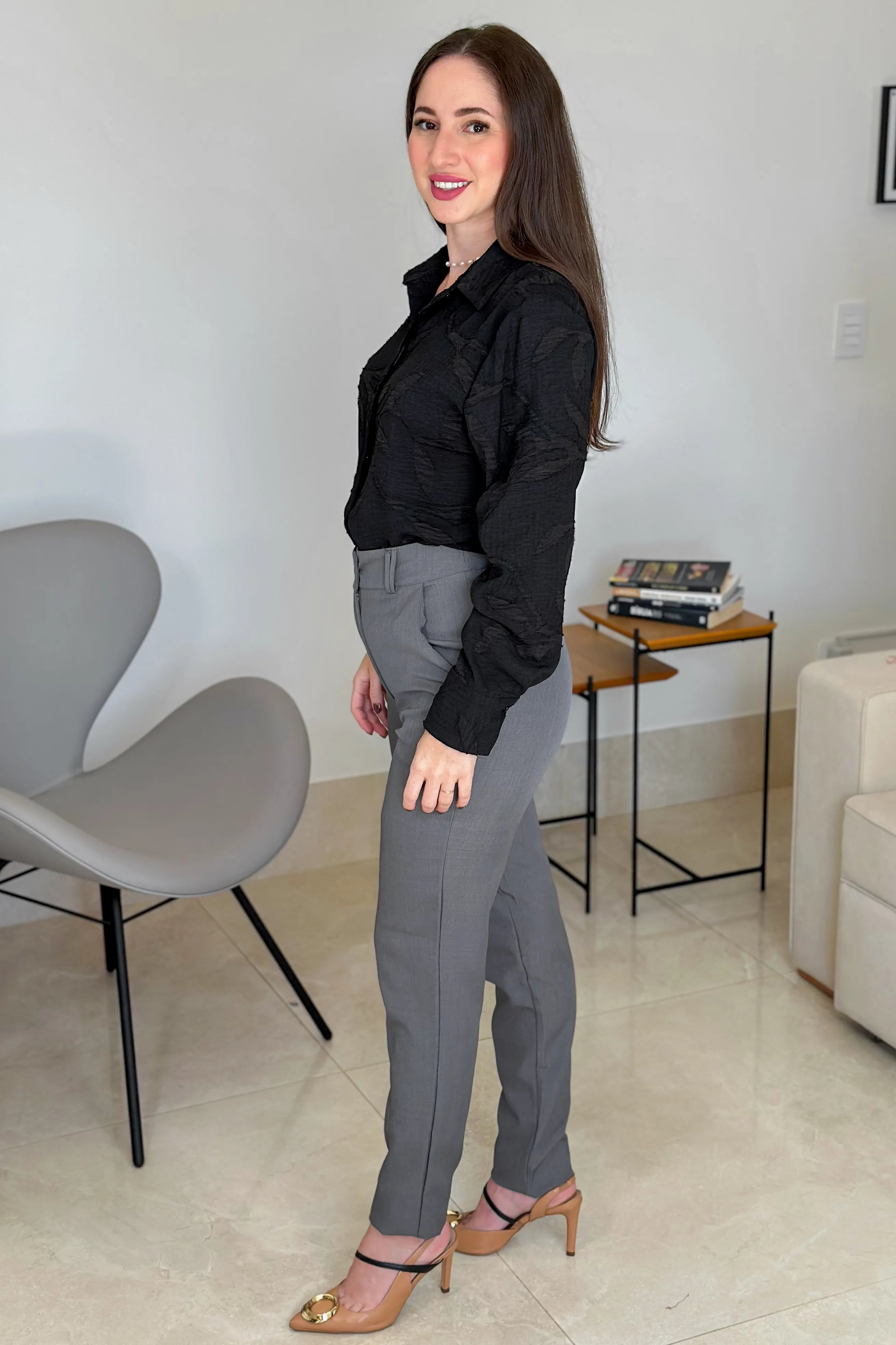 Conjunto: Camisa Manga Longa em Tricoline Bordada Decote "V" Detalhe Bordado Amélia Preta + Calça Pantalona Alfaiataria Lisse Luna Cinza