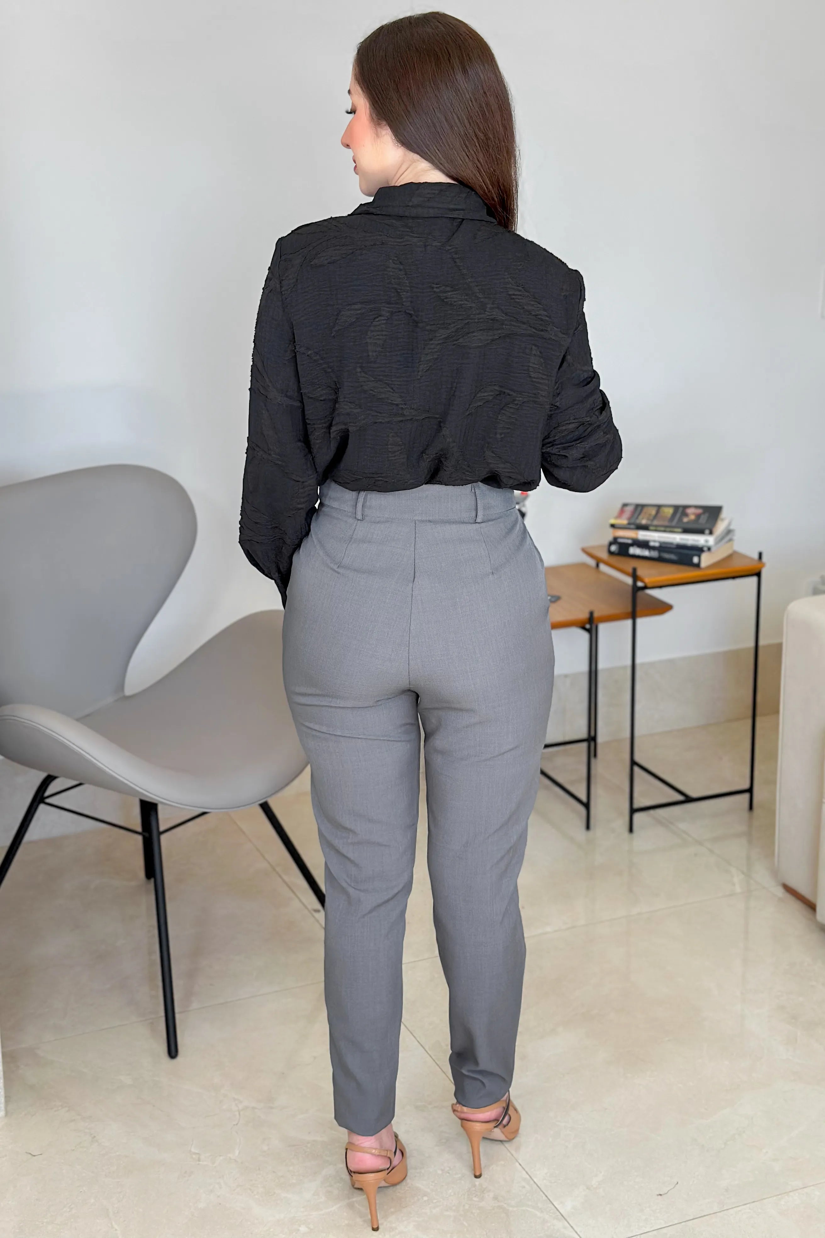 Conjunto: Camisa Manga Longa em Tricoline Bordada Decote "V" Detalhe Bordado Amélia Preta + Calça Pantalona Alfaiataria Lisse Luna Cinza