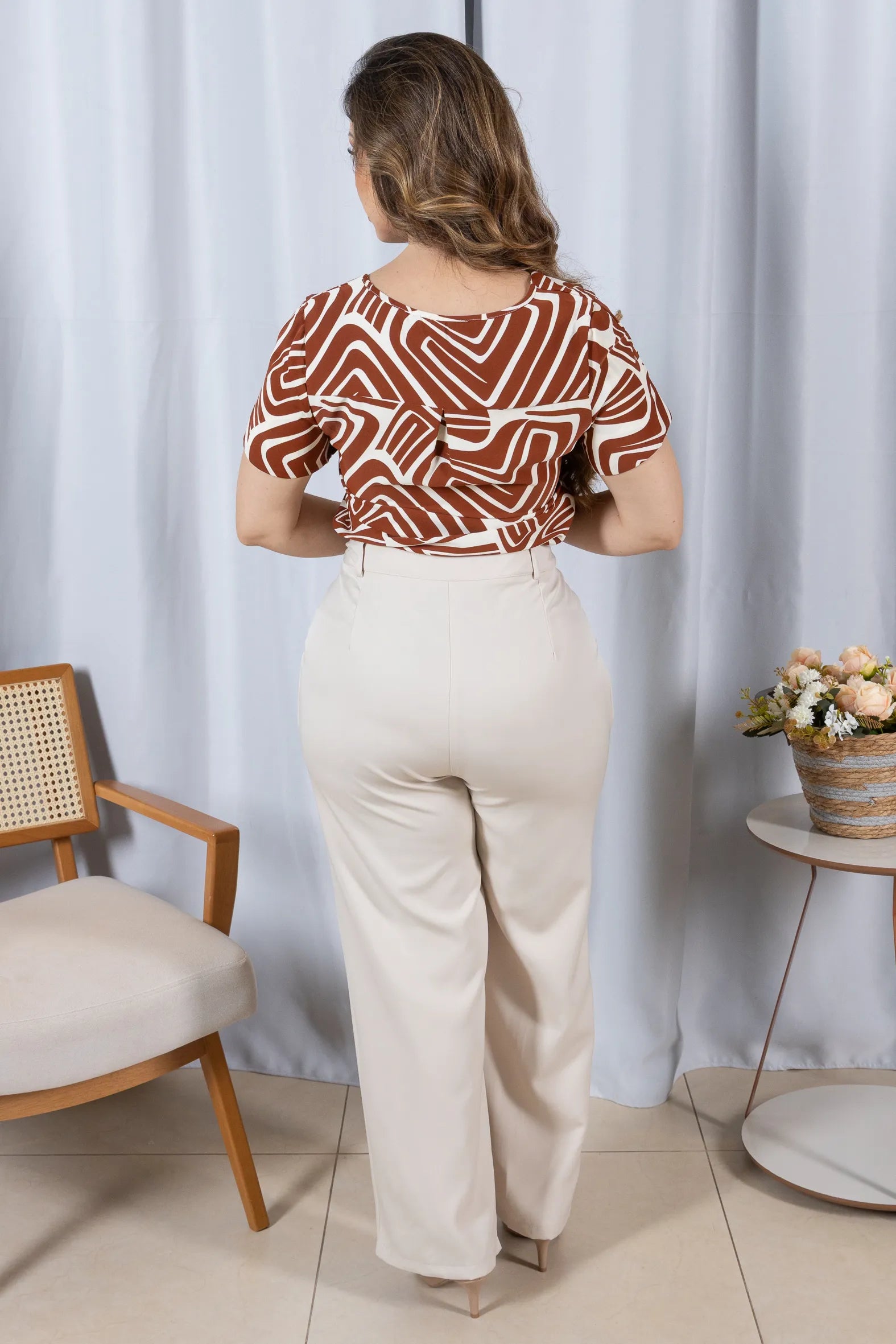 Blusa Manga Curta com Detalhe em Botão Crepe Classic Estampada Talia Marrom