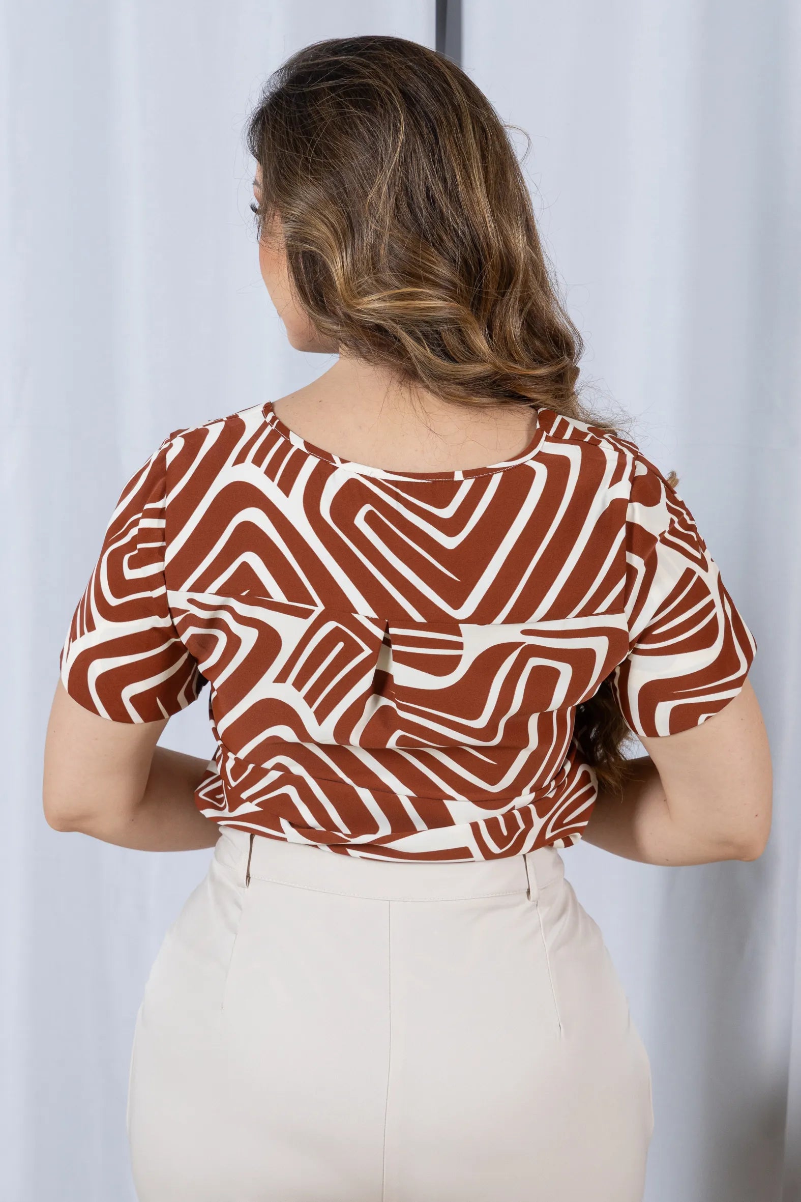 Blusa Manga Curta com Detalhe em Botão Crepe Classic Estampada Talia Marrom