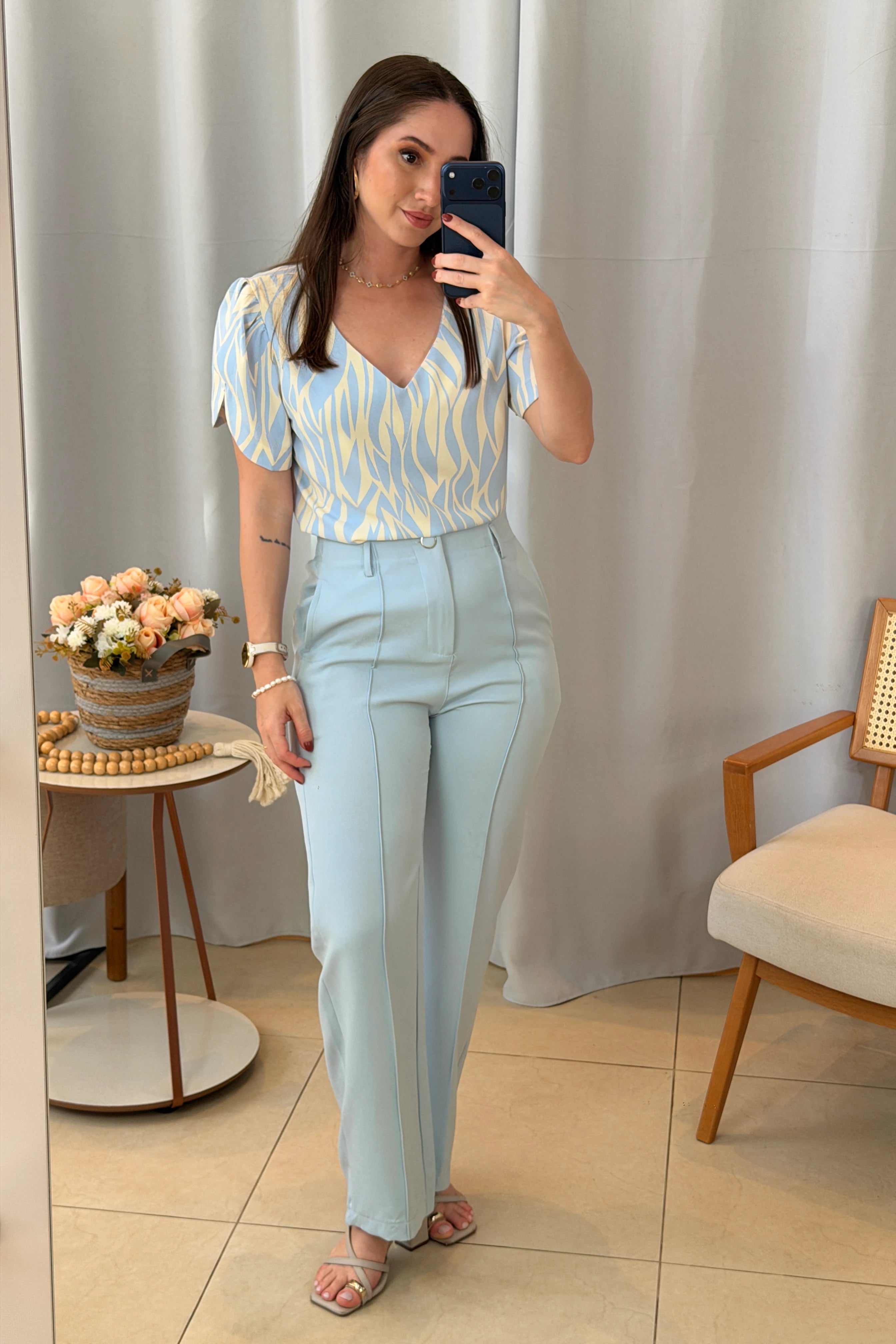 Conjunto: Blusa Manga Curta Detalhe Botão Decote "V" Crepe Classic Graciane Azul + Calça Pantalona Alfaiataria Botão Encapado Margareth Azul
