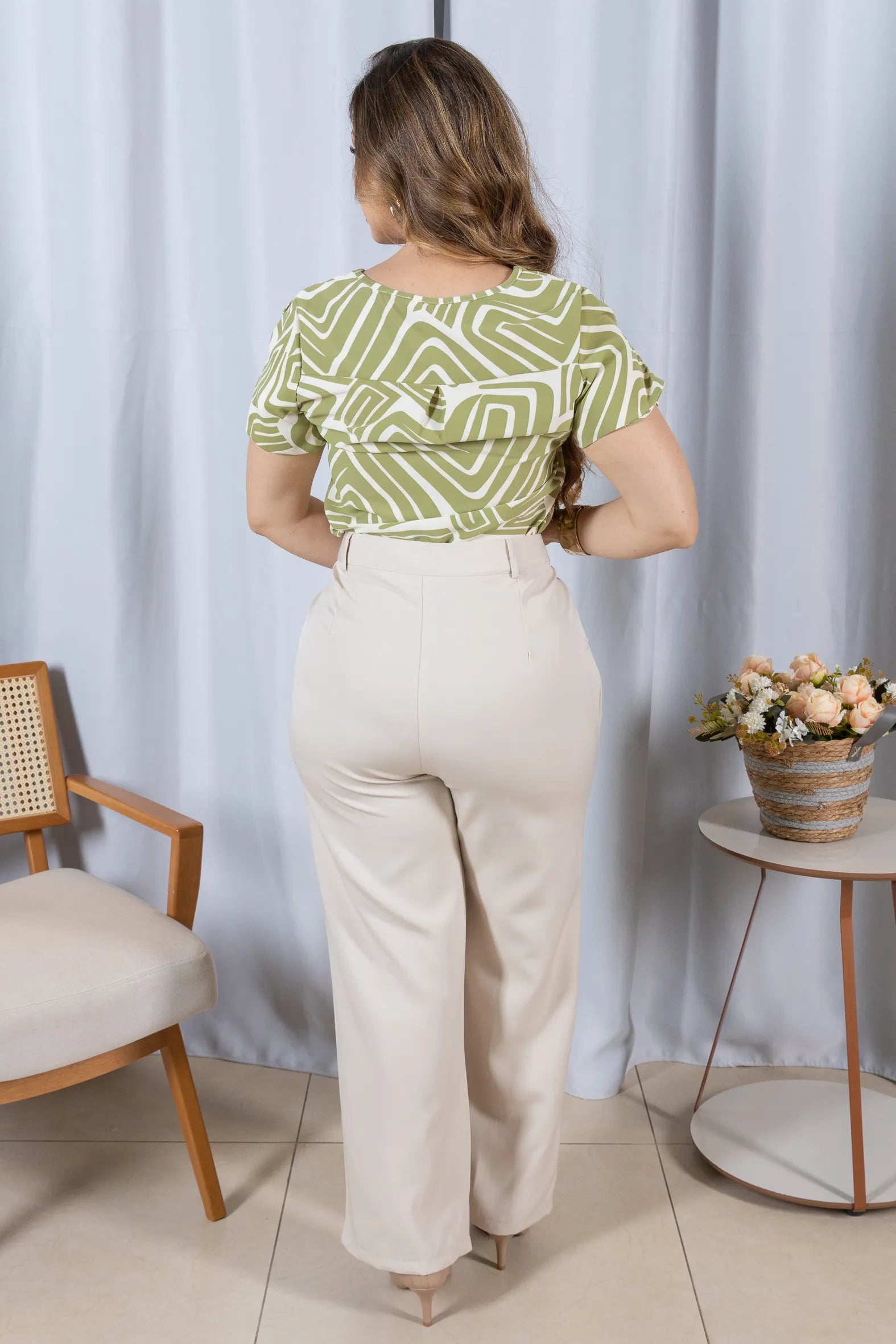Blusa Manga Curta com Detalhe em Botão Crepe Classic Estampada Talia Verde
