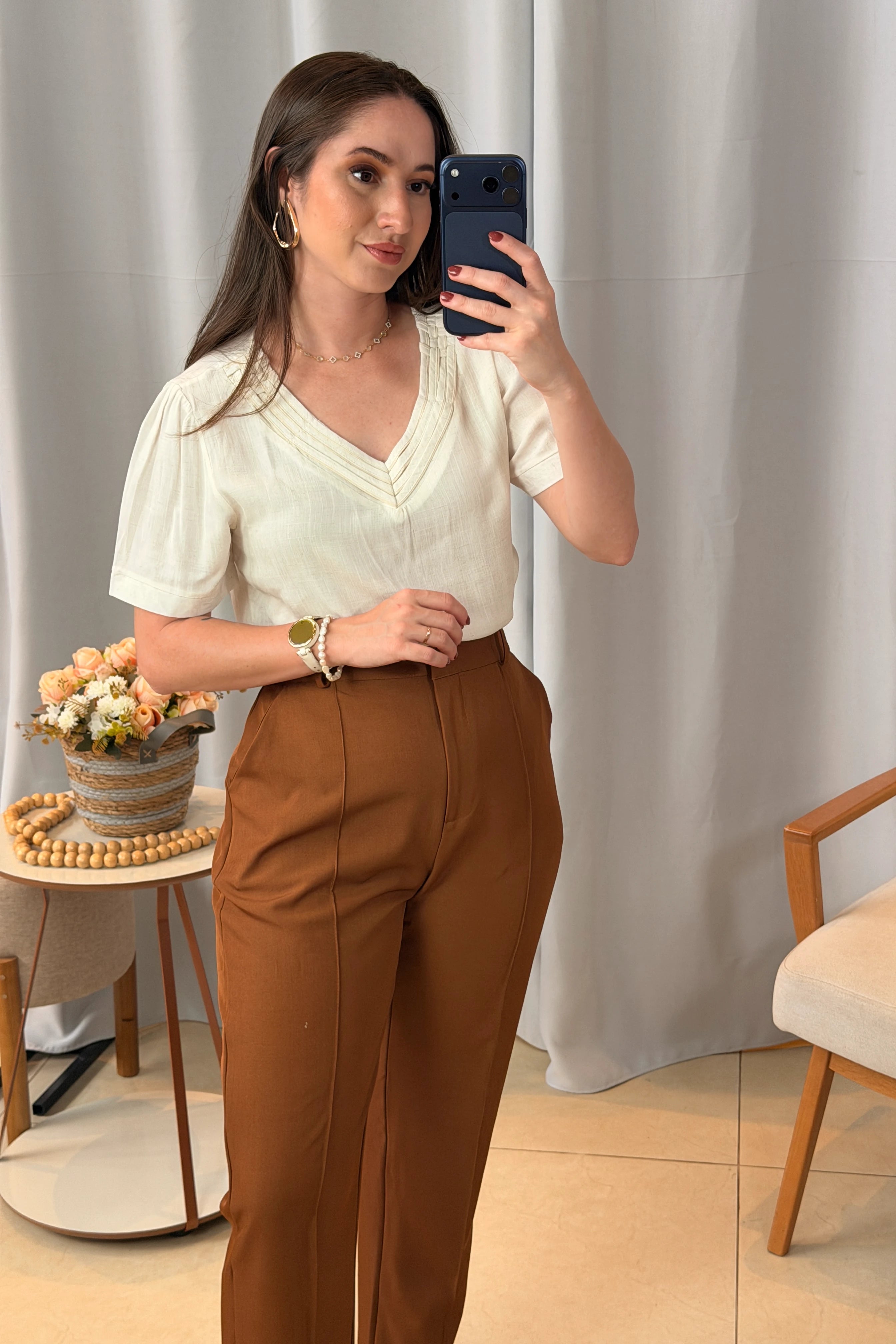 Conjunto: Blusa Manga Curta Detalhe Decote "V" Visco-Linho Marília Creme + Calça em Alfaiataria Corte Reto com Friso e Botão Encapado Silvia Marrom Caramelo
