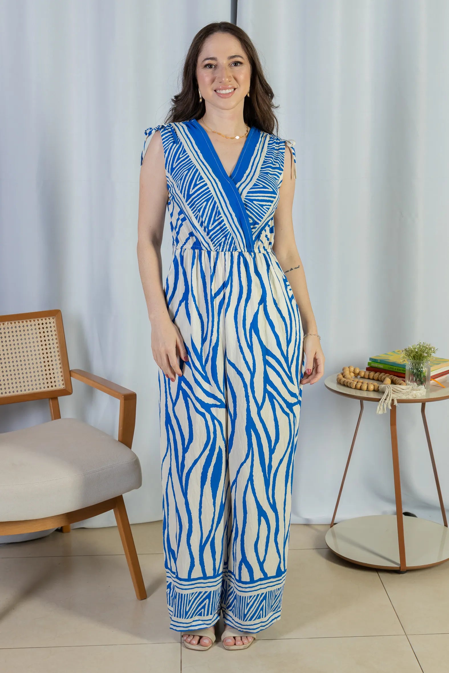 Macacão Regata Decote "V" Visco Rústico Emily Estampado Azul