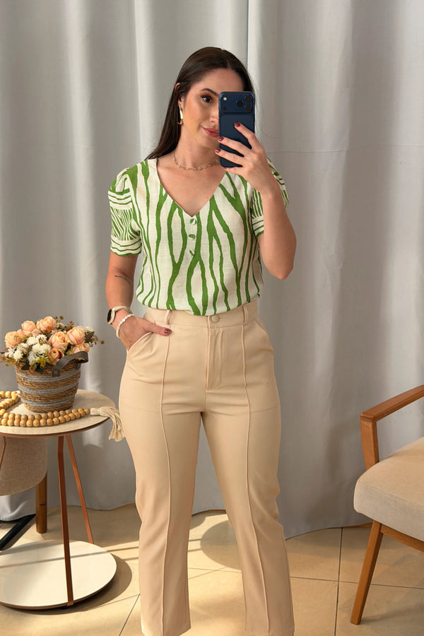 Conjunto: Blusa Manga Curta Decote em "V" Botões Viscose Rebeca Estampada Verde + Calça em Alfaiataria Corte Reto com Friso e Botão Encapado Silvia Creme
