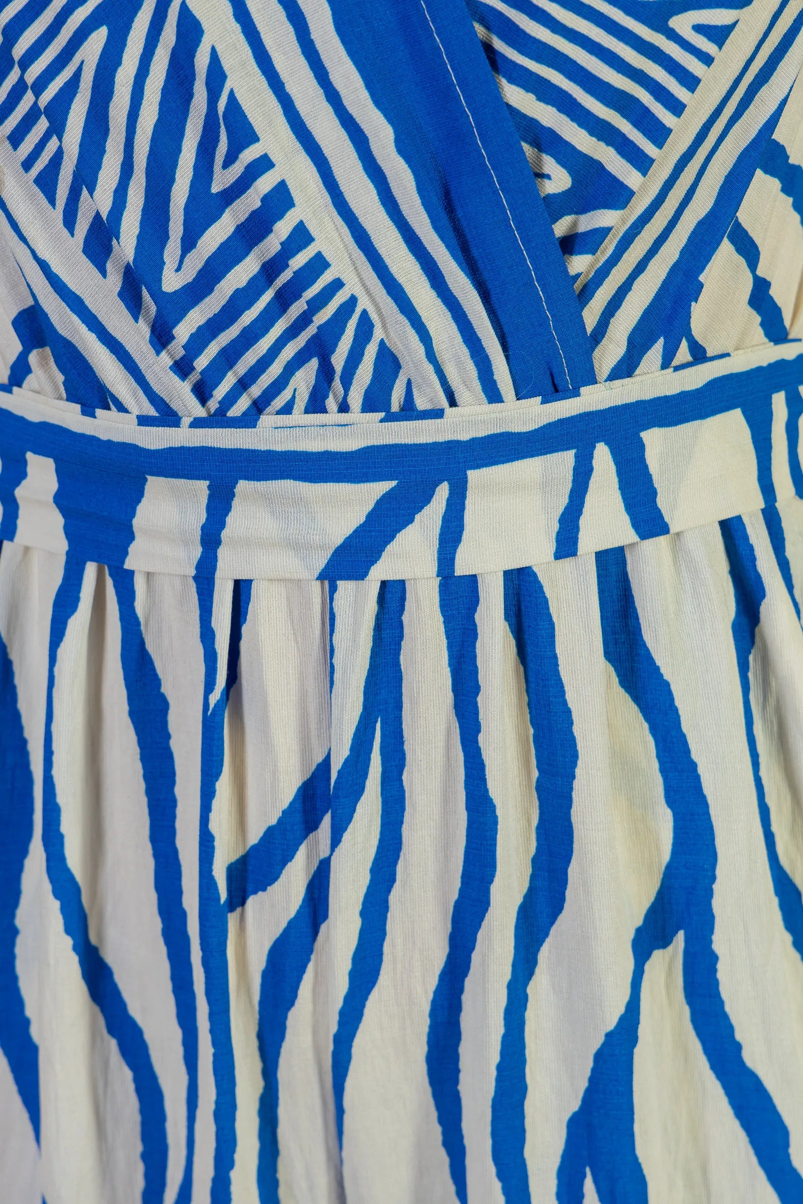 Macacão Regata Decote "V" Visco Rústico Emily Estampado Azul