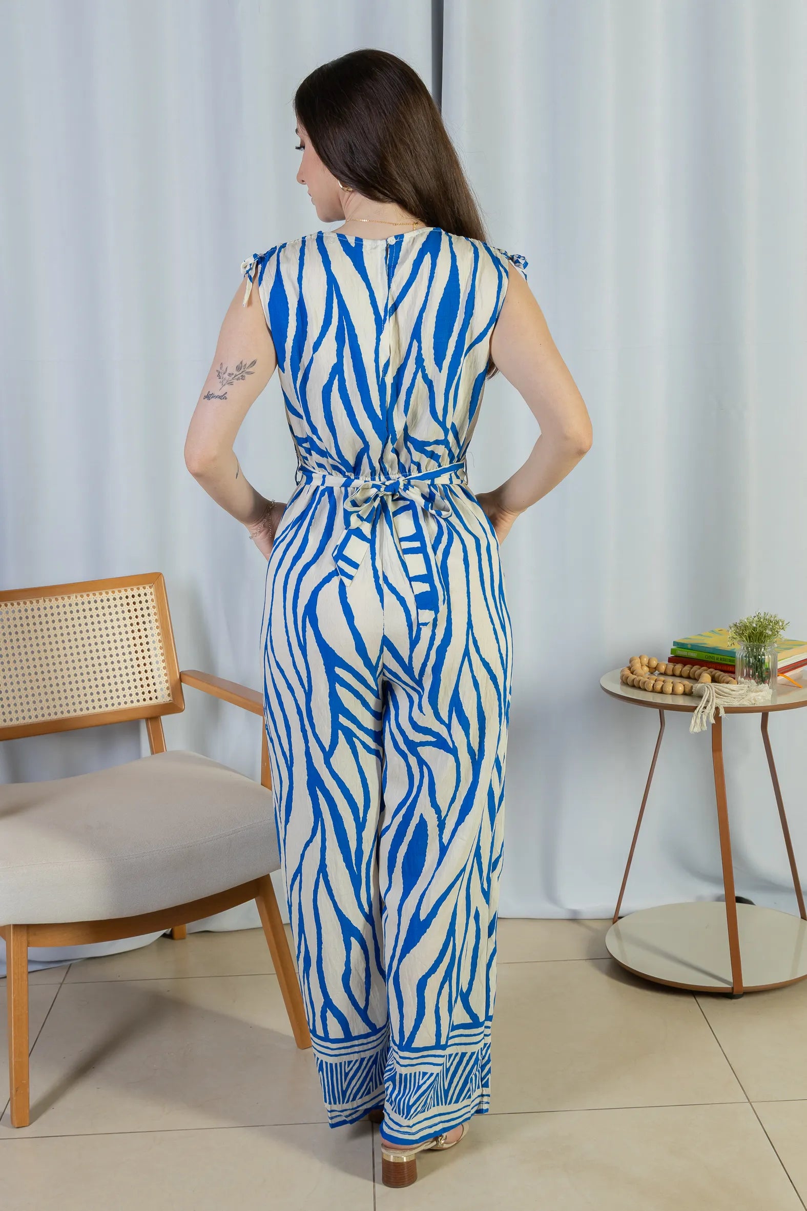 Macacão Regata Decote "V" Visco Rústico Emily Estampado Azul