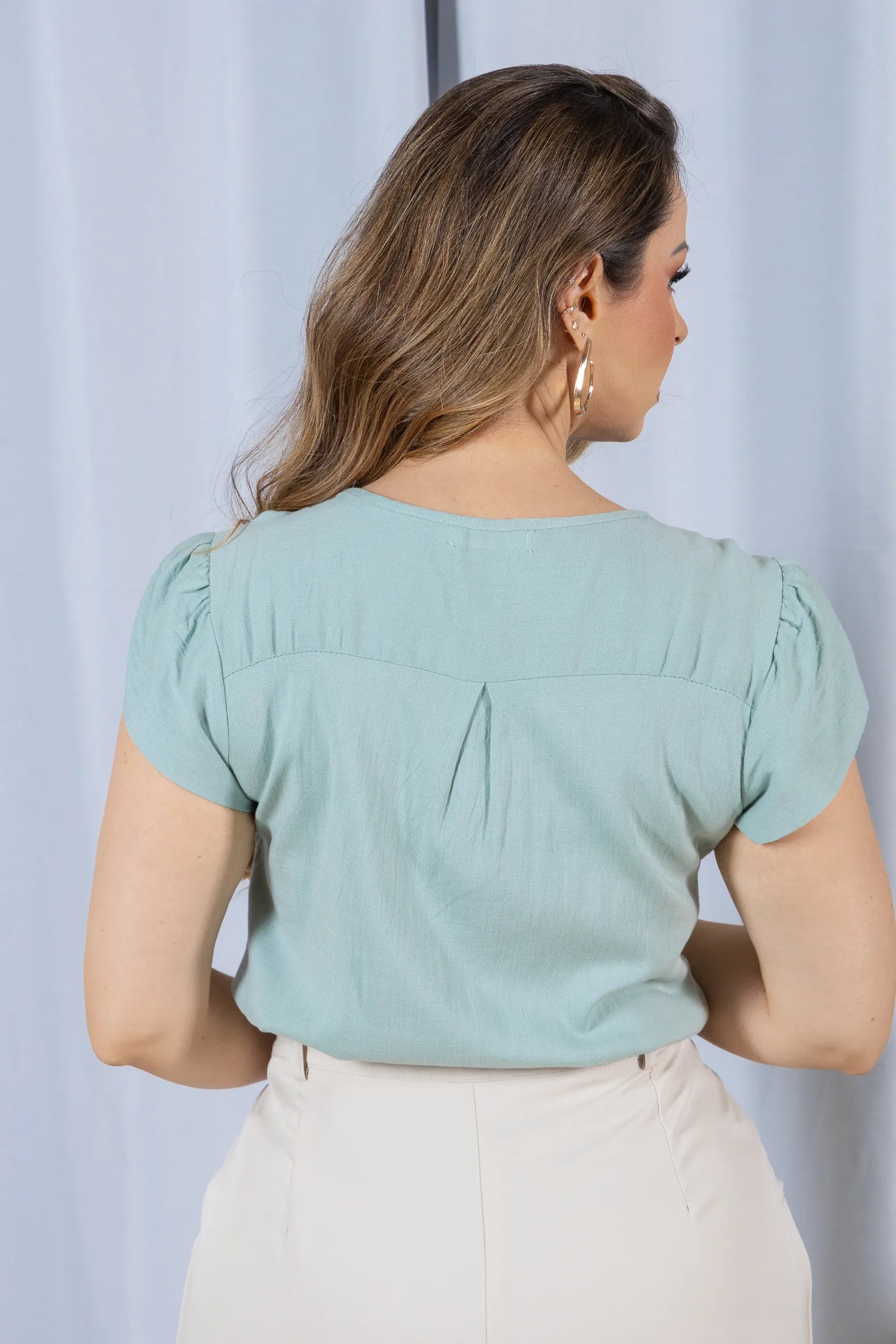 Blusa Manga Curta Transpassada Decote V em Visco Linen com Gola Detalhada Iris Verde Turquesa