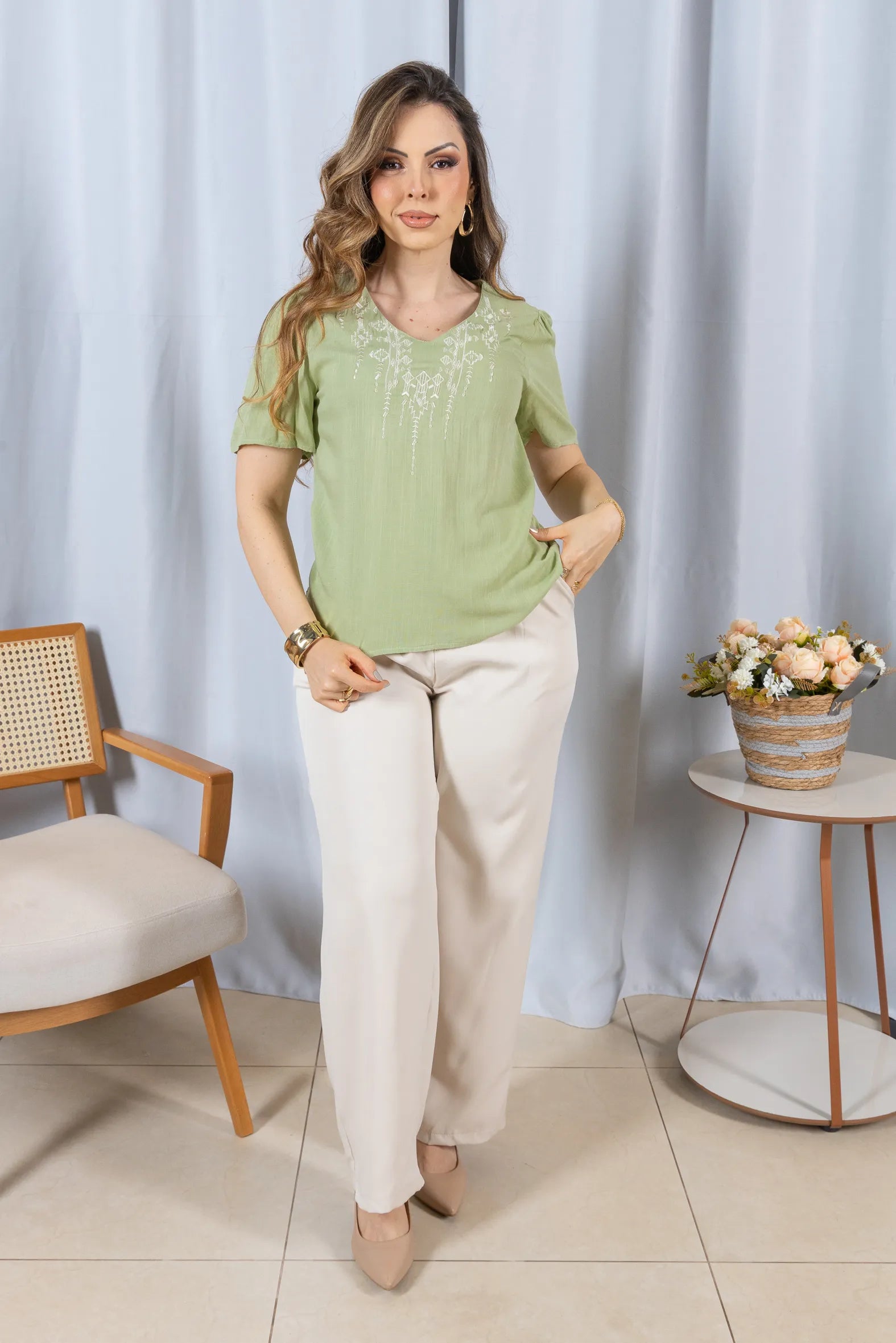 Blusa Manga Curta Decote V em Visco Linho com Acabamento Bordado Samira Verde