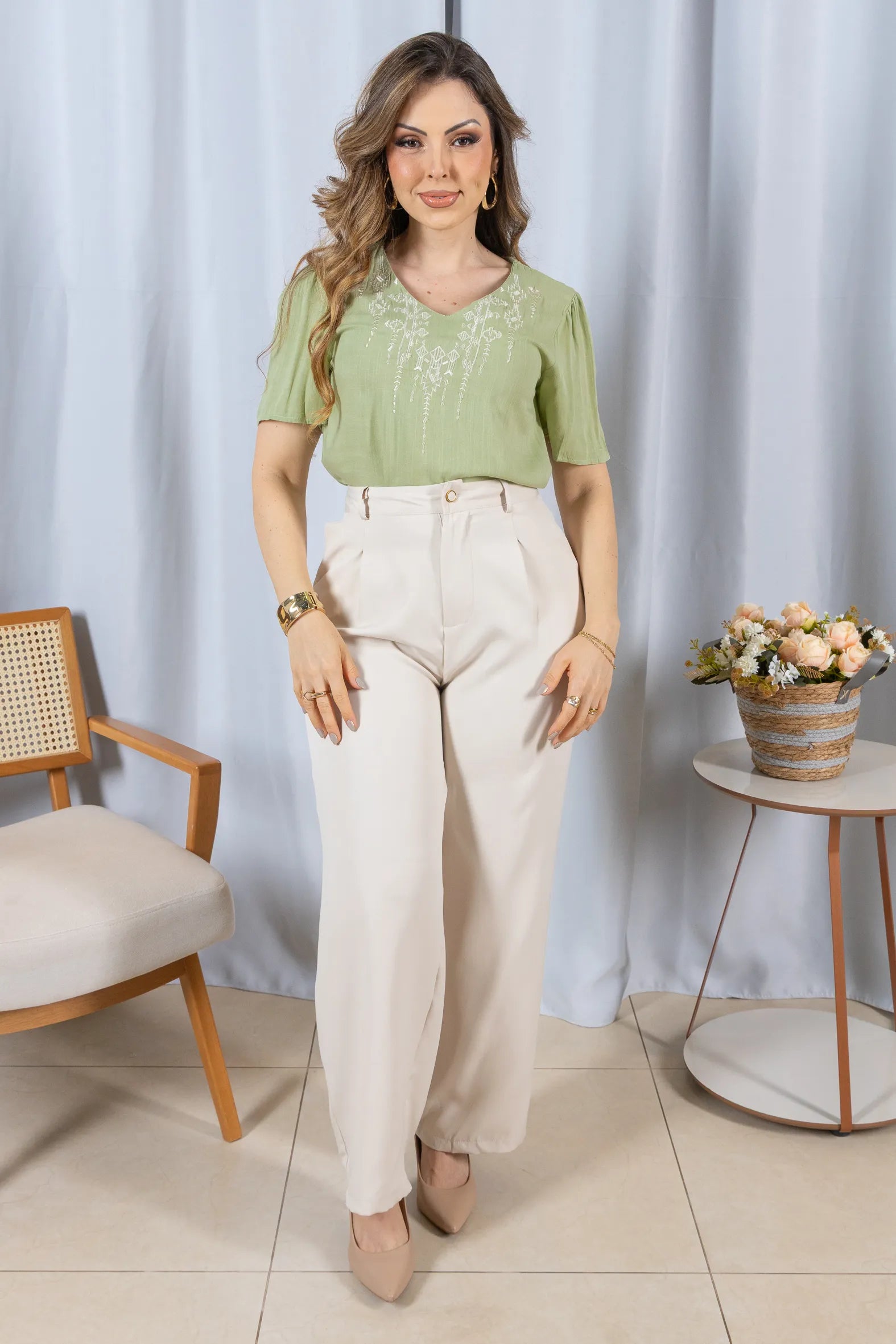 Blusa Manga Curta Decote V em Visco Linho com Acabamento Bordado Samira Verde