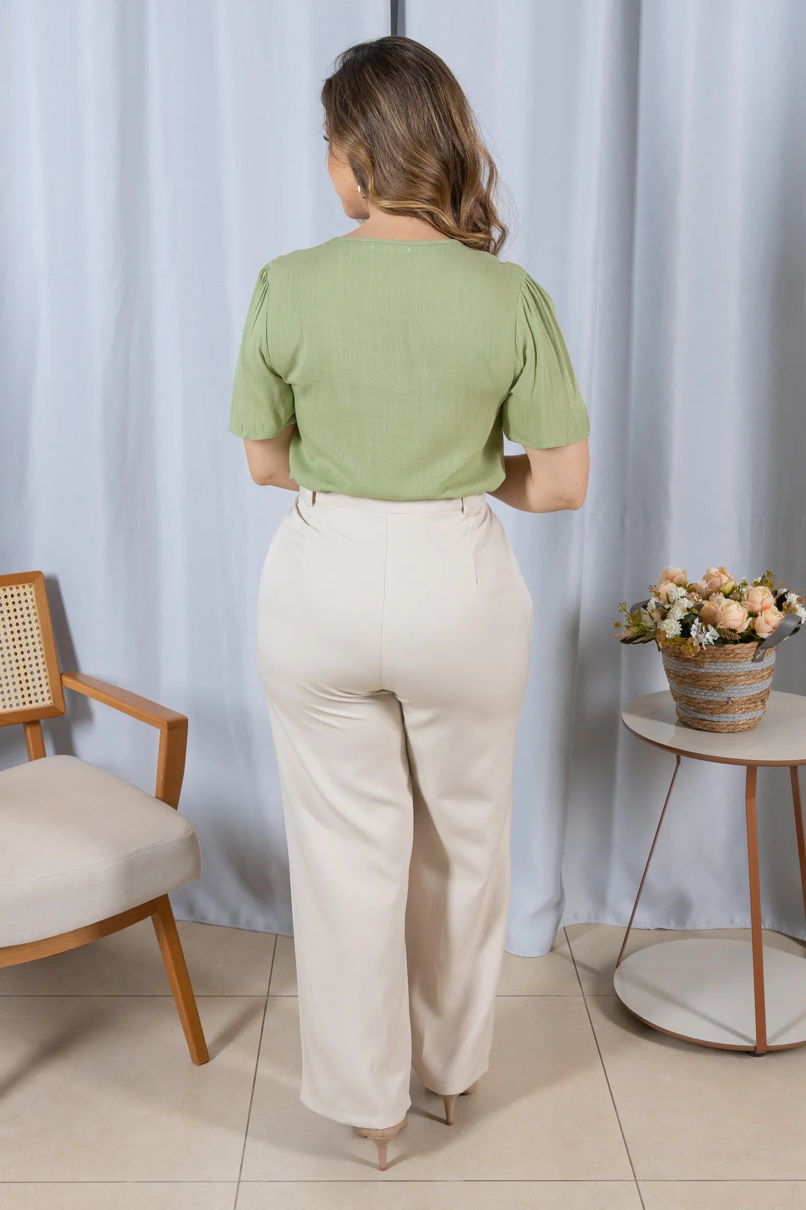 Blusa Manga Curta Decote V em Visco Linho com Acabamento Bordado Samira Verde