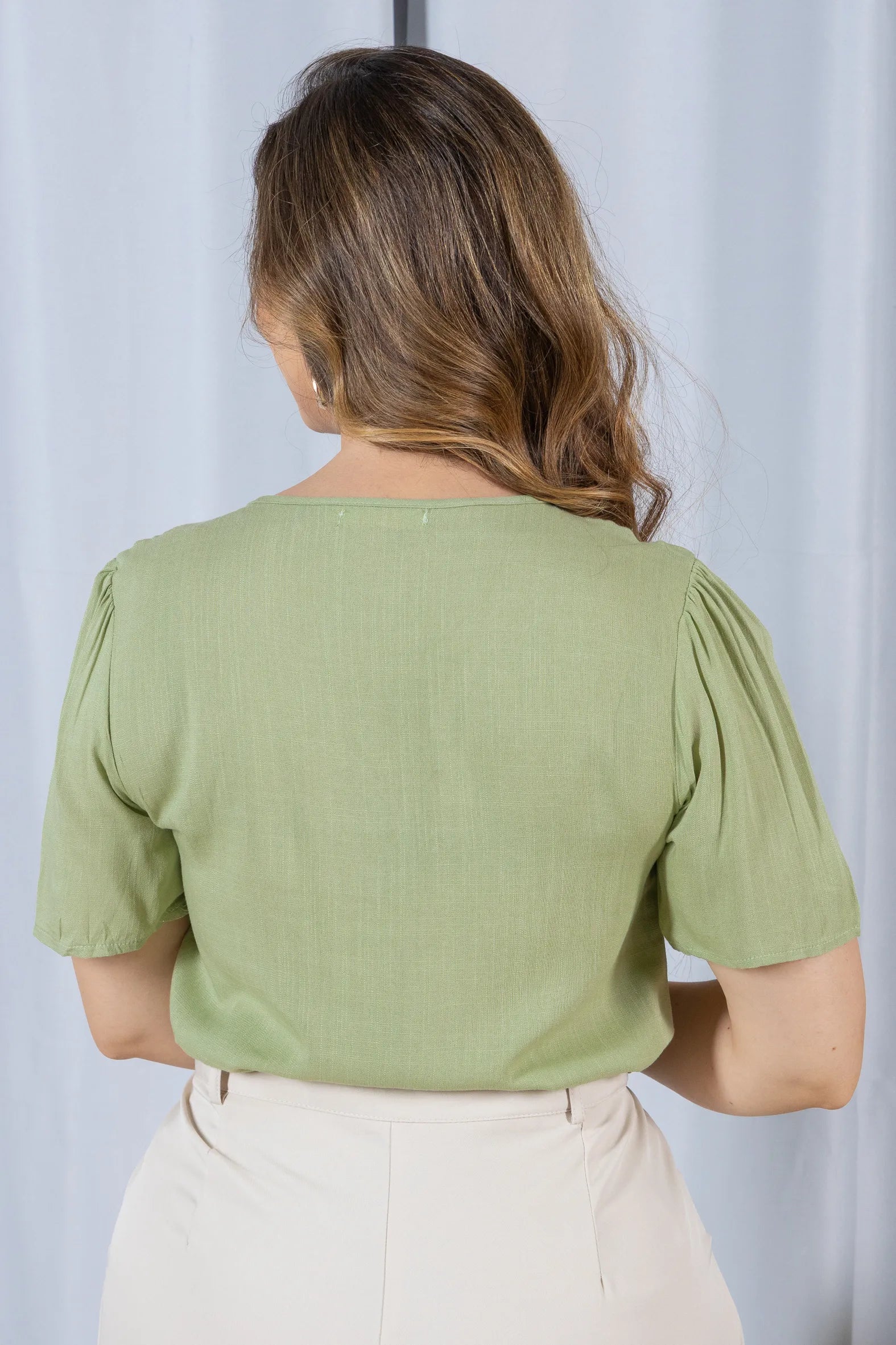 Blusa Manga Curta Decote V em Visco Linho com Acabamento Bordado Samira Verde