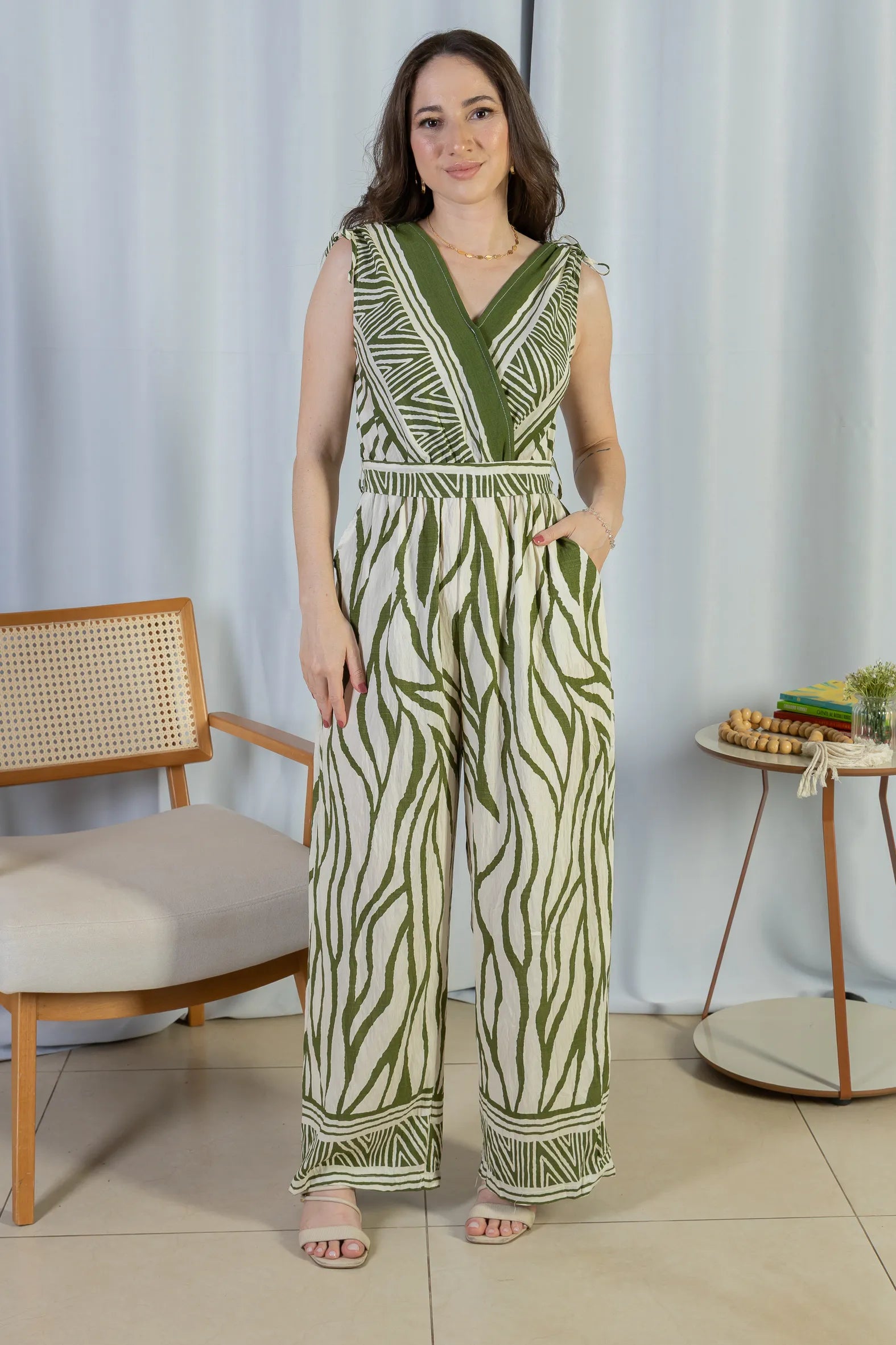 Macacão Regata Decote "V" Visco Rústico Emily Estampado Verde