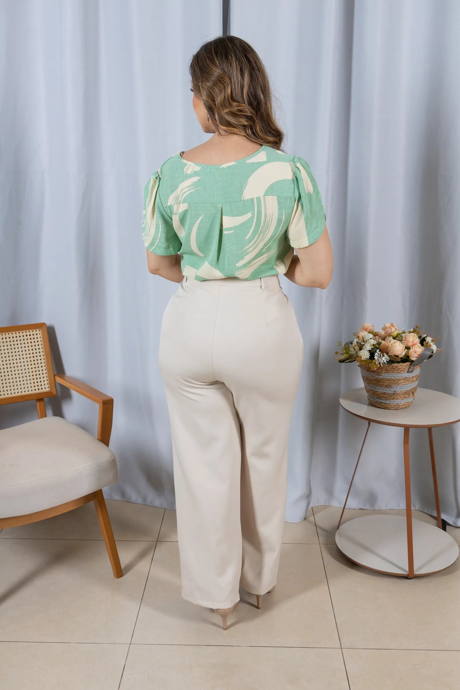 Blusa Manga Curta em Crepe Classic Detalhe Botão Alessandra Estampada Verde