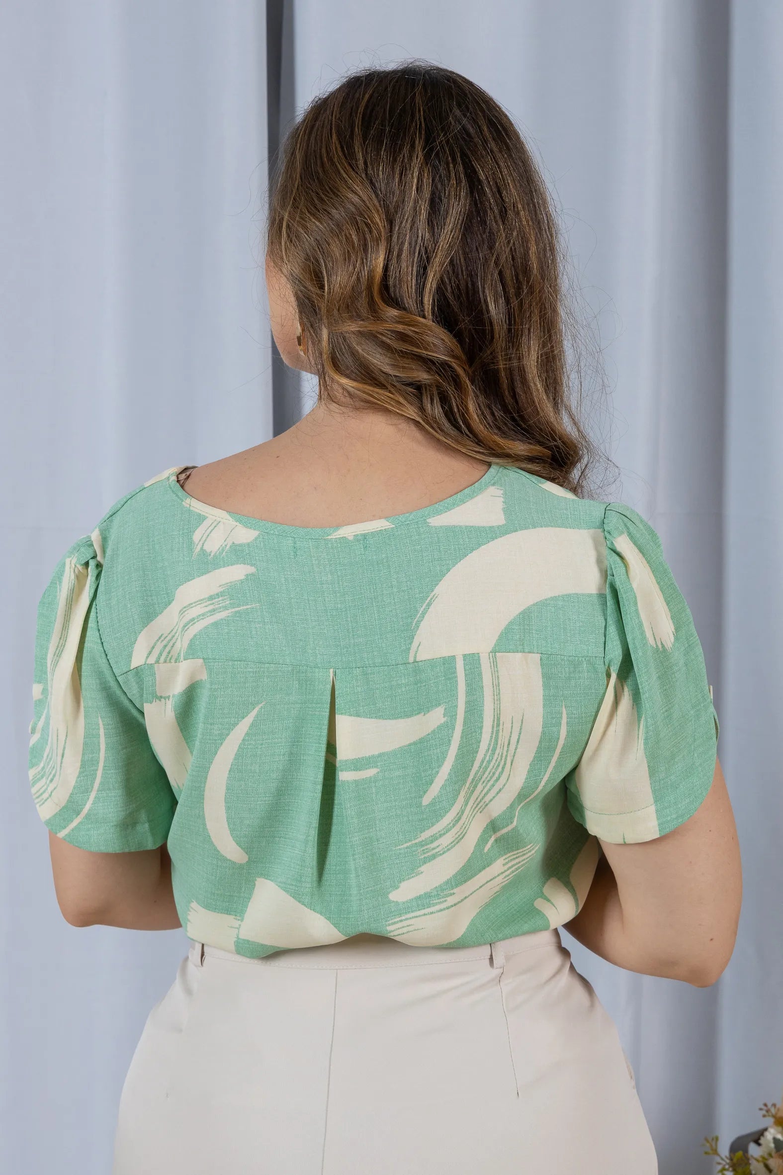 Blusa Manga Curta em Crepe Classic Detalhe Botão Alessandra Estampada Verde