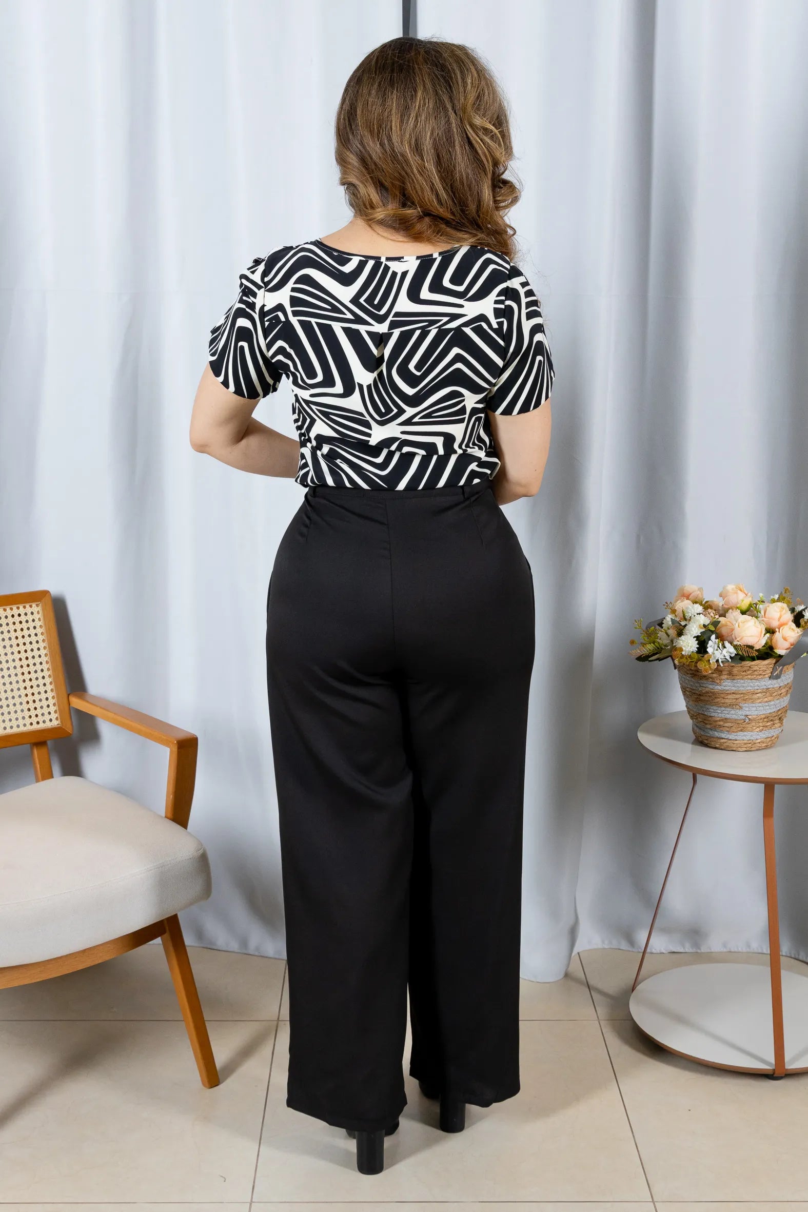 Blusa Manga Curta com Detalhe em Botão Crepe Classic Estampada Talia Preta