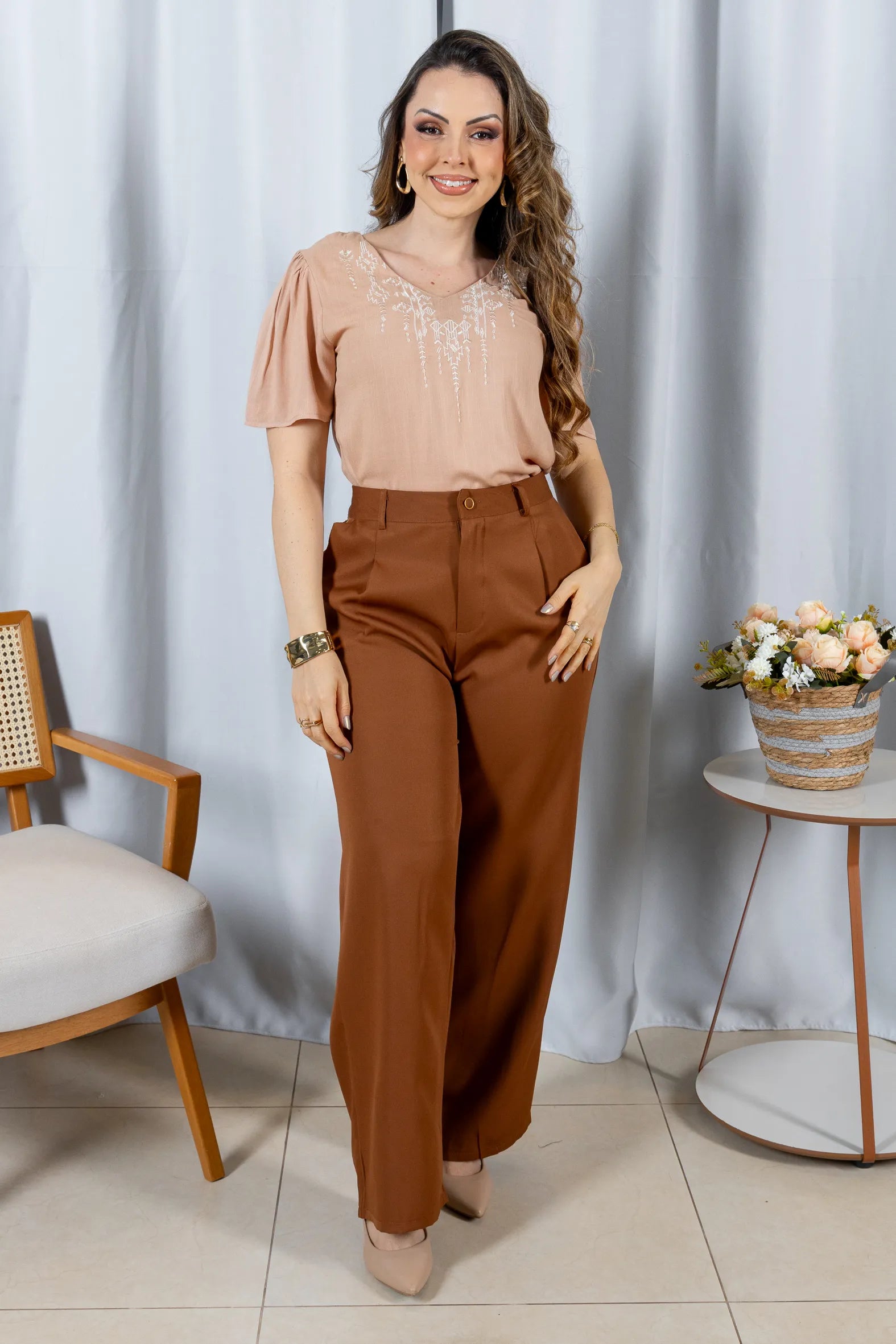 Blusa Manga Curta Decote V em Visco Linho com Acabamento Bordado Samira Rosê