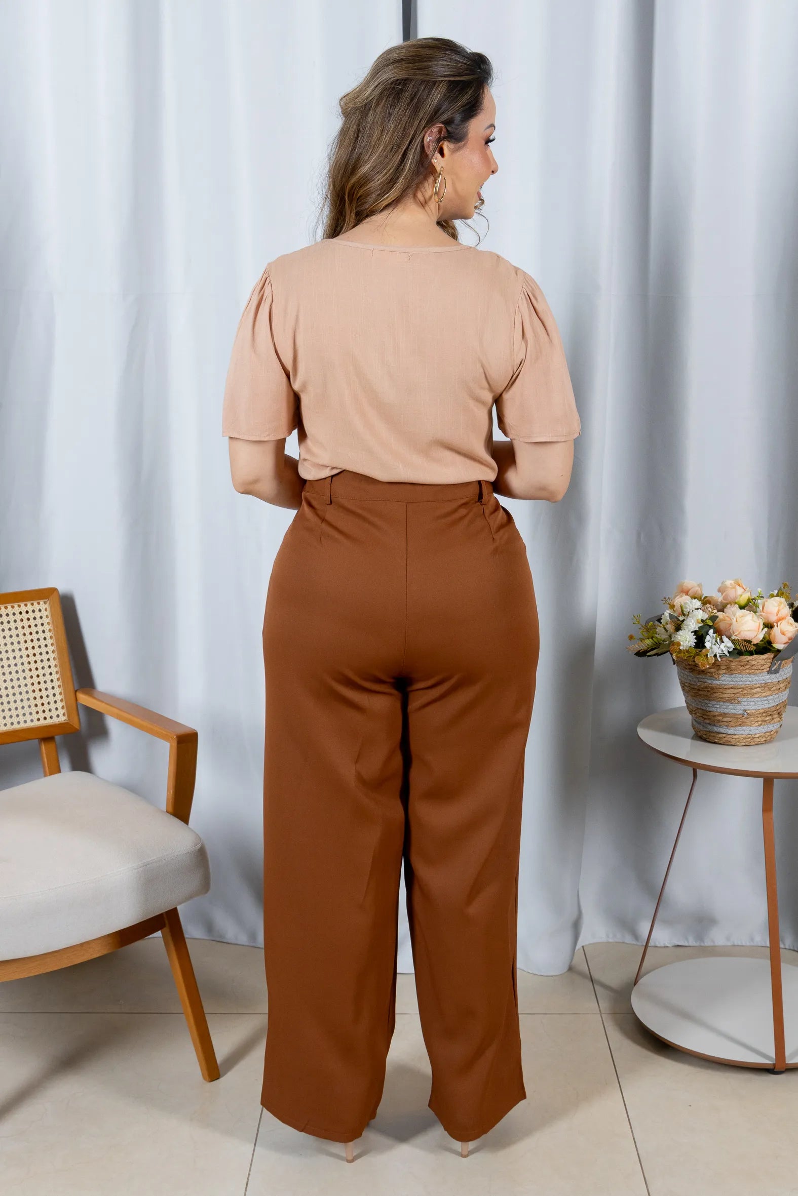 Blusa Manga Curta Decote V em Visco Linho com Acabamento Bordado Samira Rosê