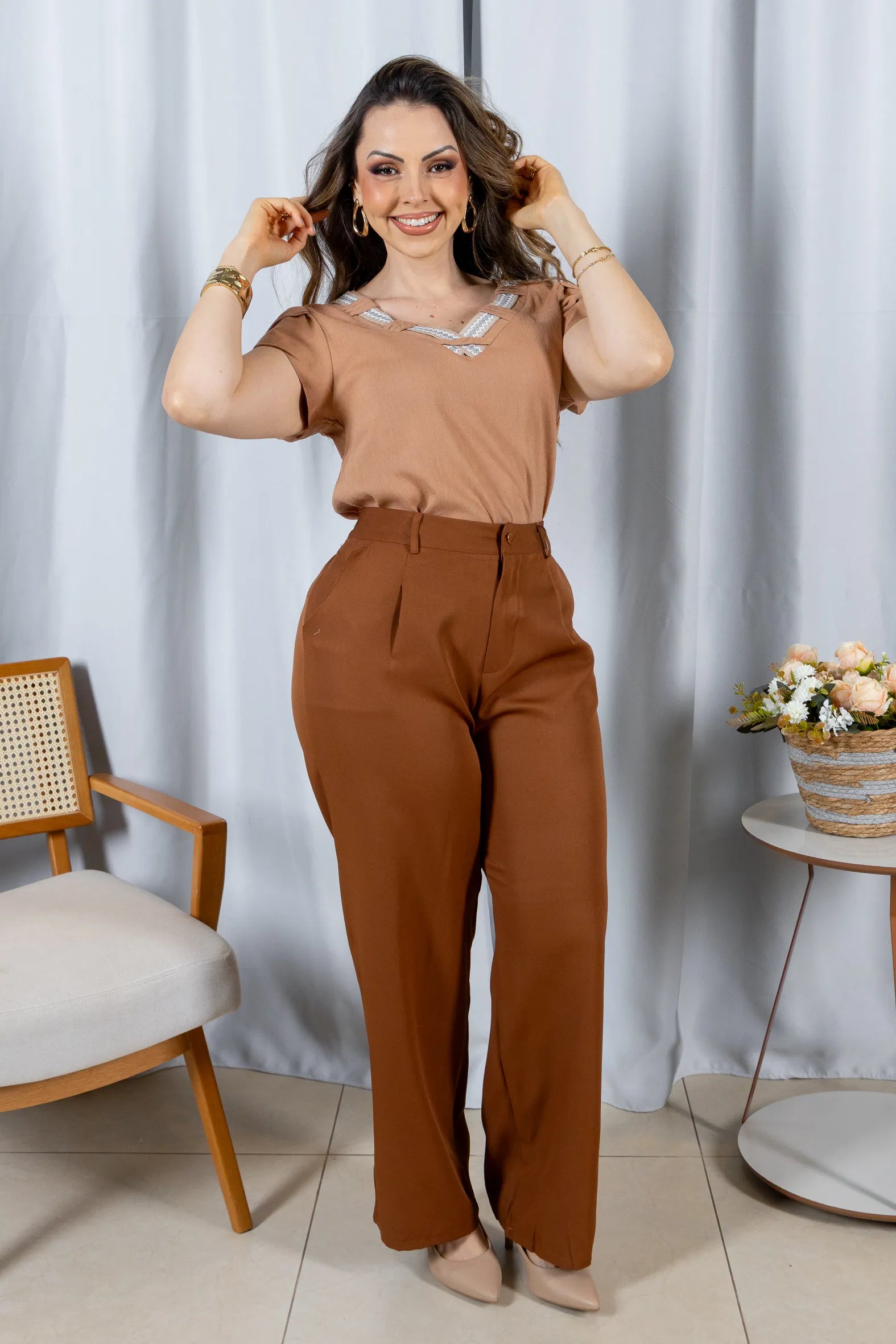 Blusa Manga Curta Transpassada Decote V em Visco Linen com Gola Detalhada Iris Marrom