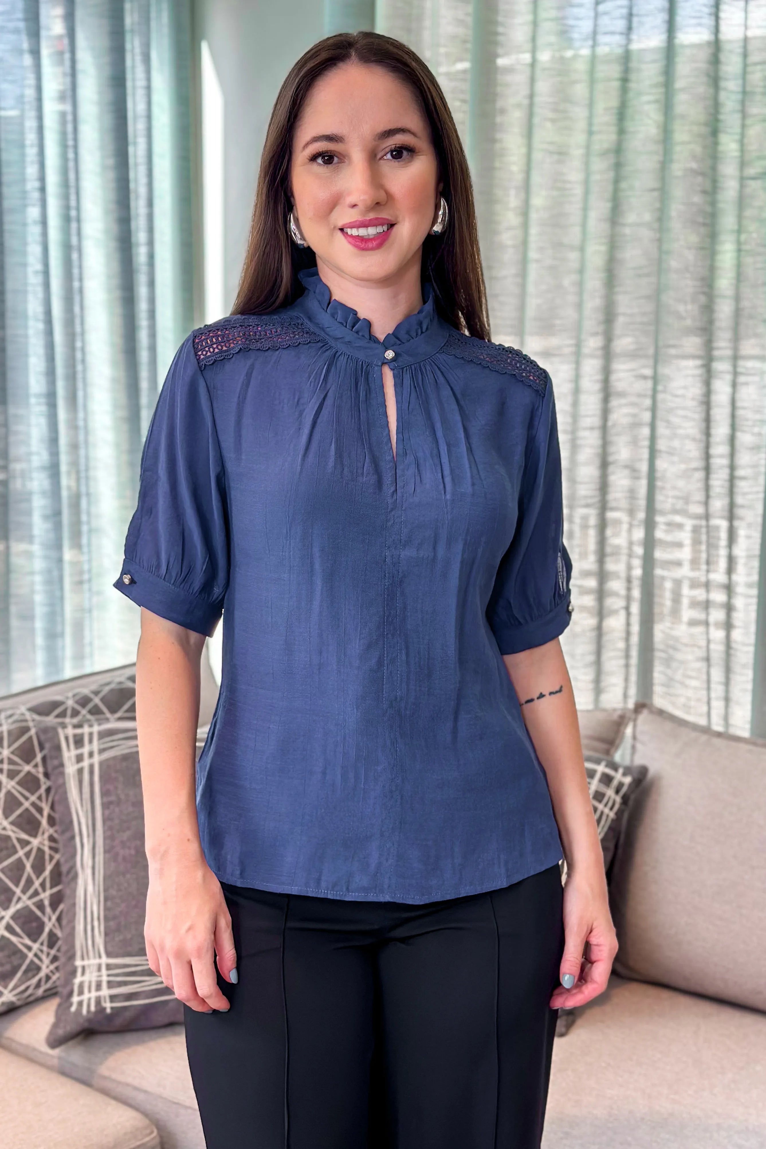 Blusa Manga Curta Ombro Guipir Marcela Azul Marinho