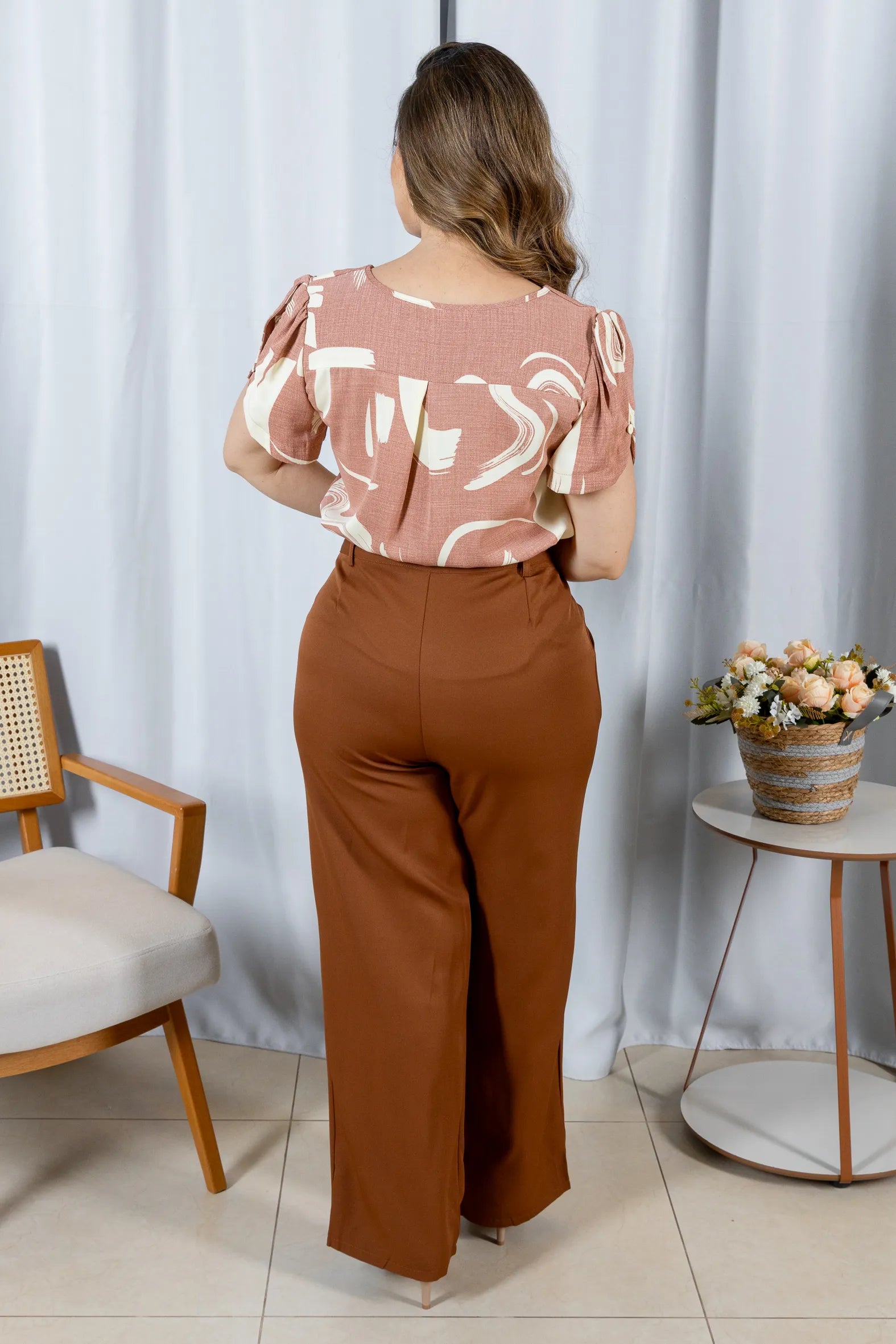 Blusa Manga Curta em Crepe Classic Detalhe Botão Alessandra Estampada Rosê