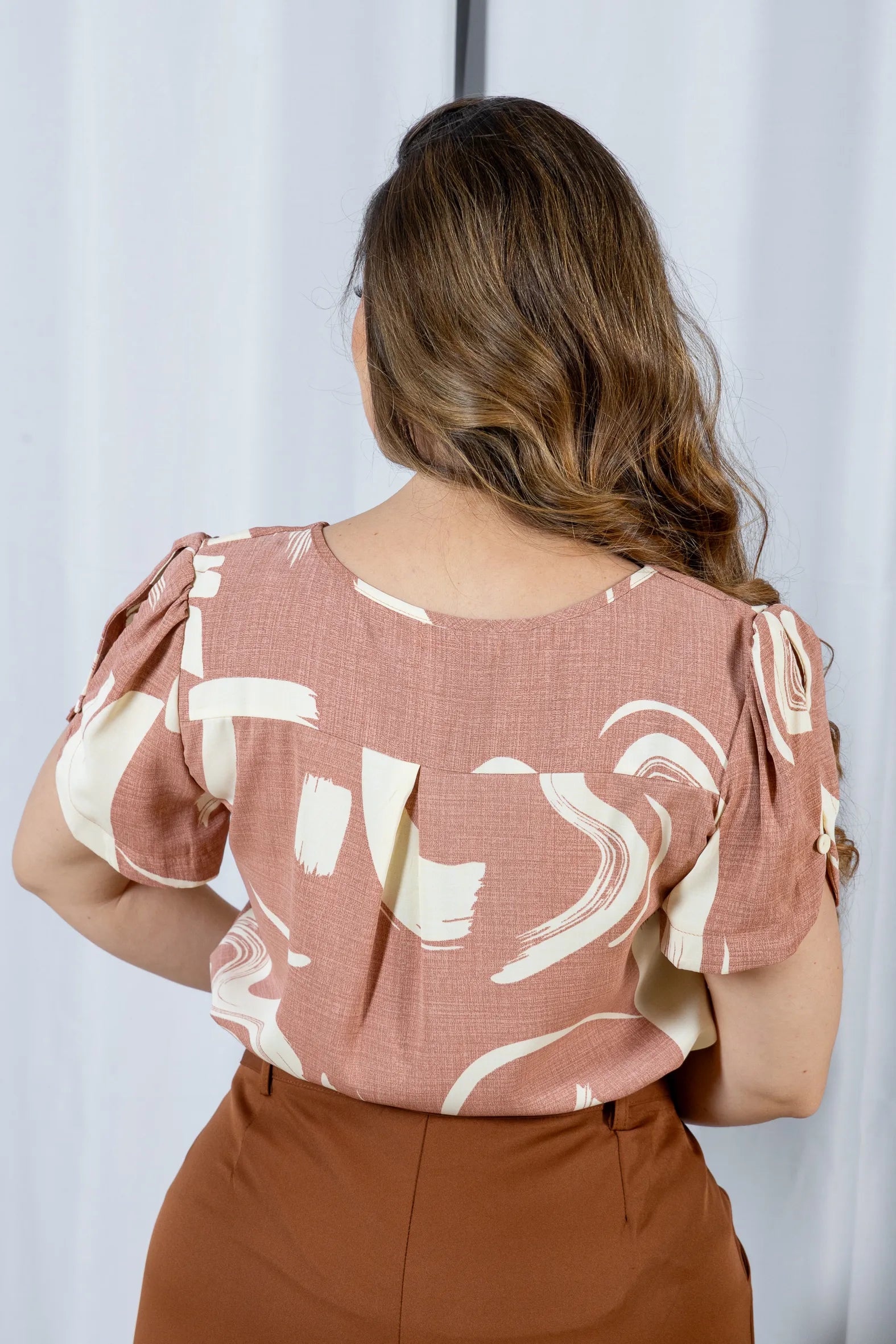 Blusa Manga Curta em Crepe Classic Detalhe Botão Alessandra Estampada Rosê
