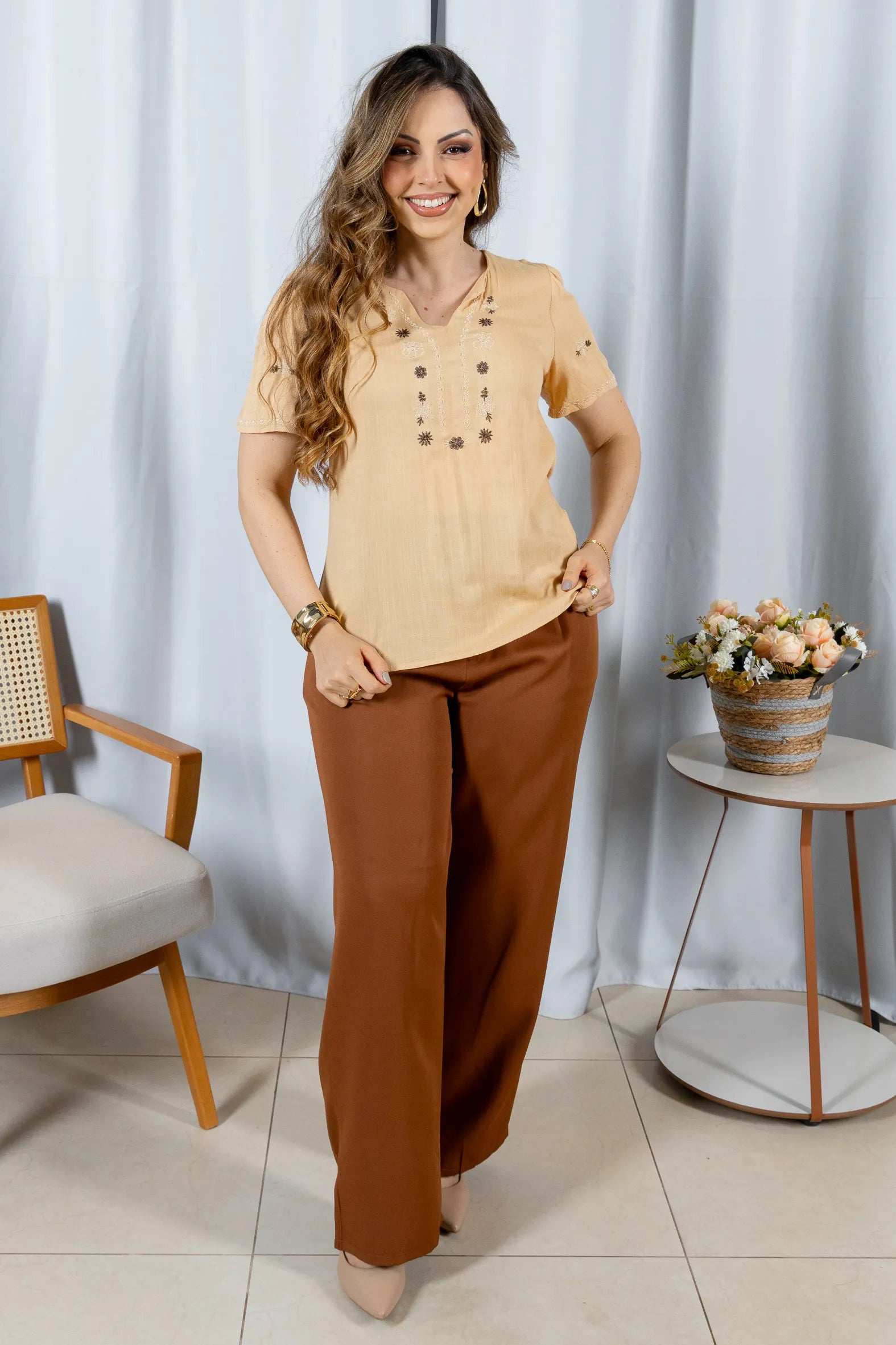 Blusa Manga Curta Decote em 'V' em Viscose com Acabamento Bordado Liara Mostarda