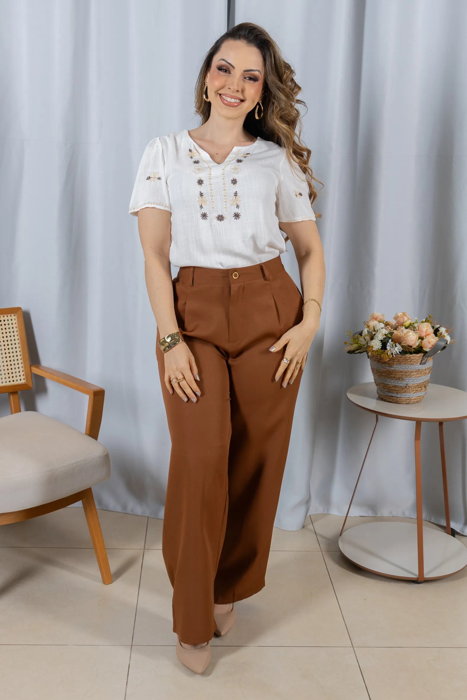 Blusa Manga Curta Decote em 'V' em Viscose com Acabamento Bordado Liara Branca