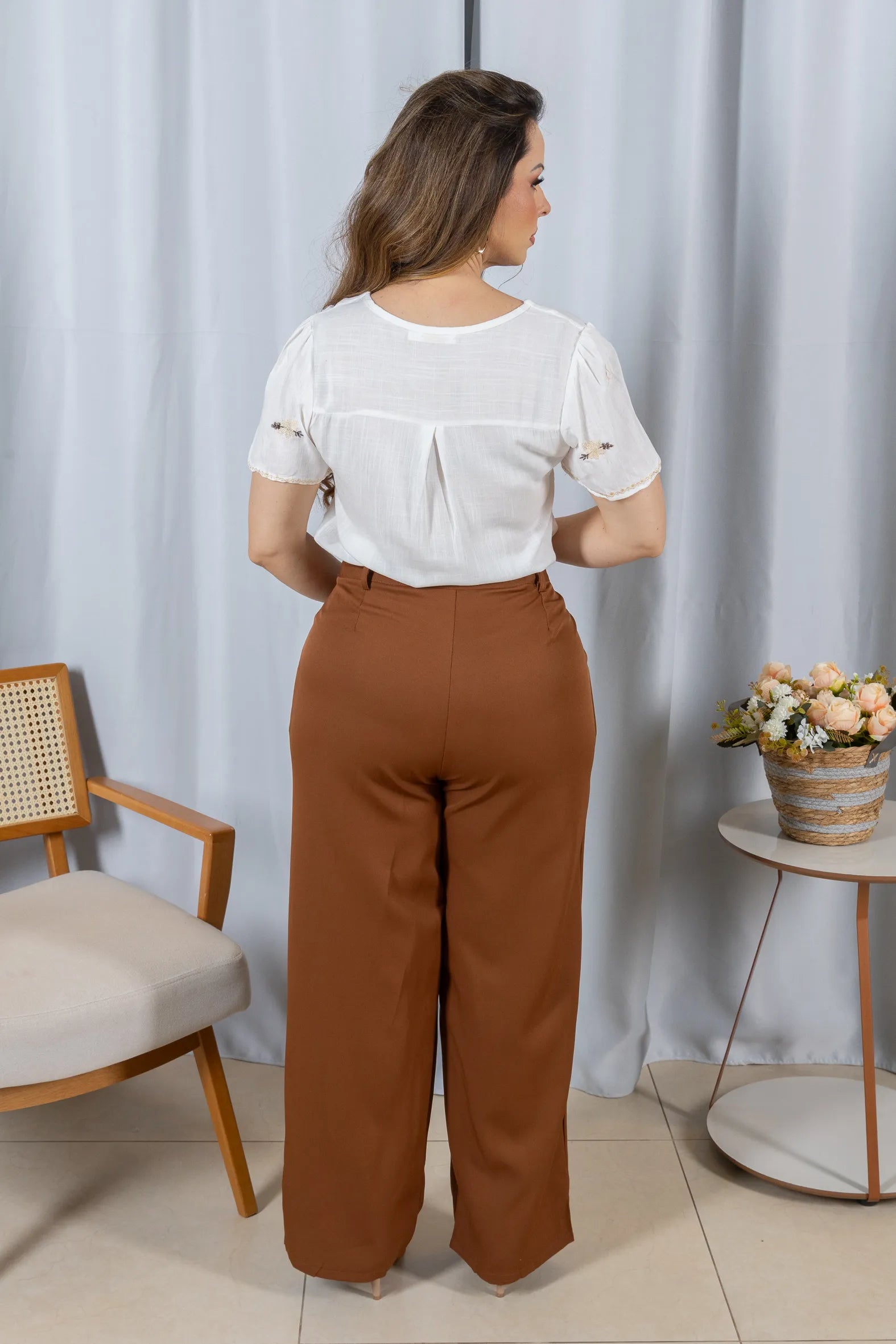 Blusa Manga Curta Decote em 'V' em Viscose com Acabamento Bordado Liara Branca