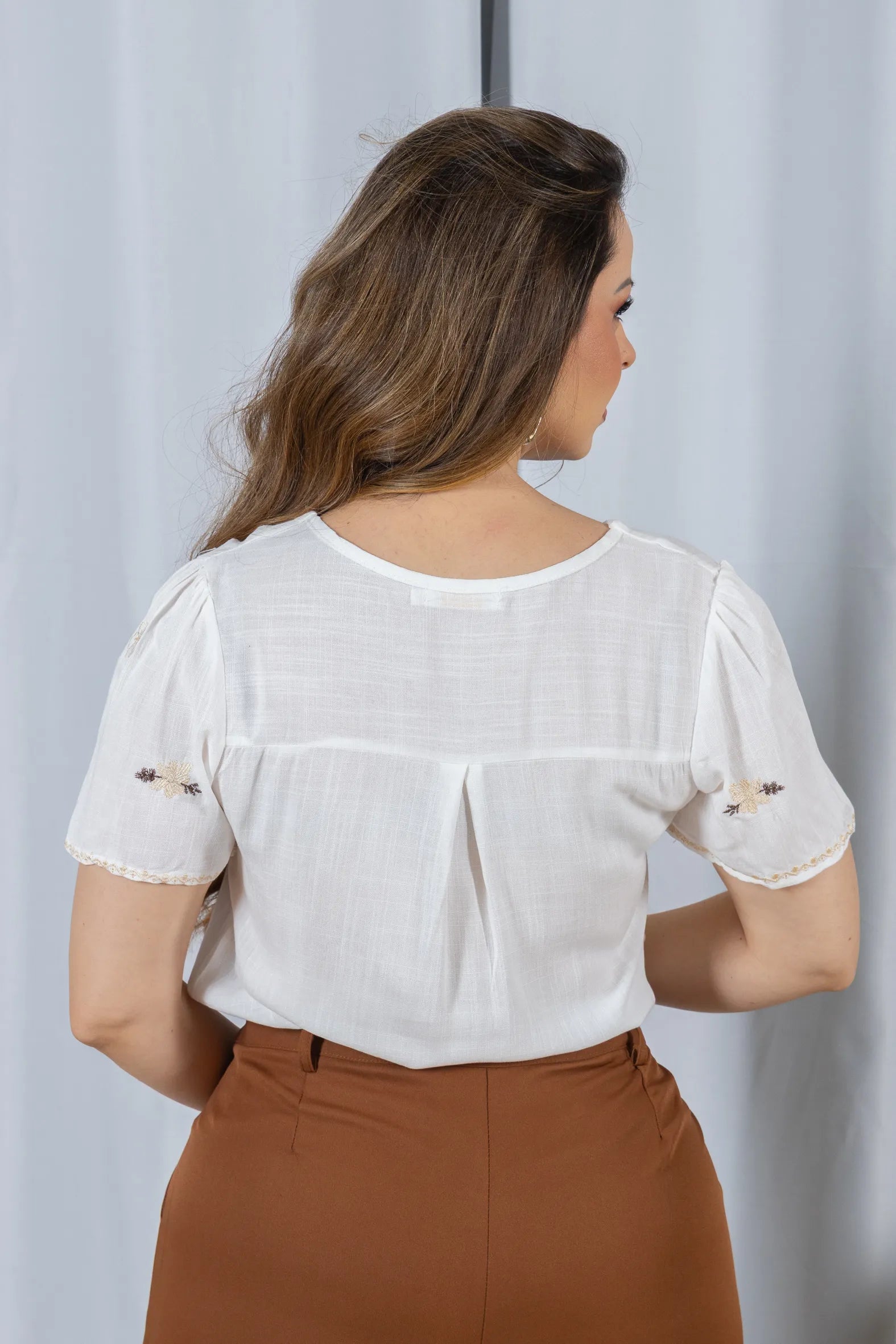 Blusa Manga Curta Decote em 'V' em Viscose com Acabamento Bordado Liara Branca