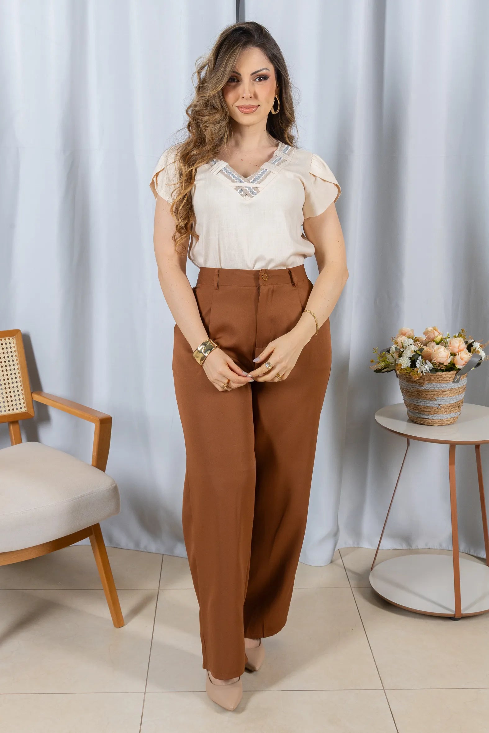 Conjunto: Blusa Manga Curta Transpassada Decote V em Visco Linen com Gola Detalhada Iris Creme + Calça Corte Reto em Alfaiataria com Botão Encapado e Bolso Assimétrico Yara Marrom