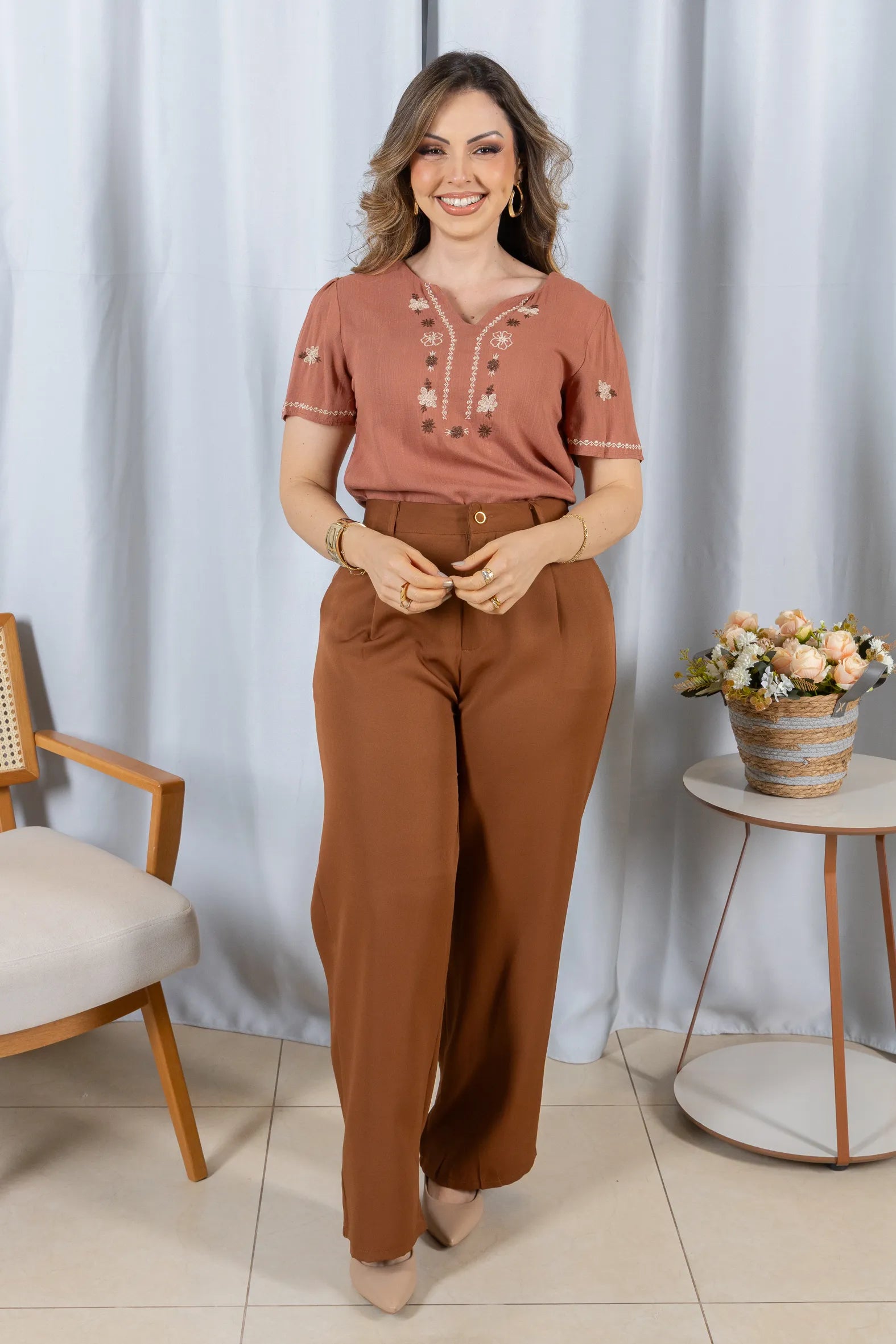 Blusa Manga Curta Decote em 'V' em Viscose com Acabamento Bordado Liara Terracota