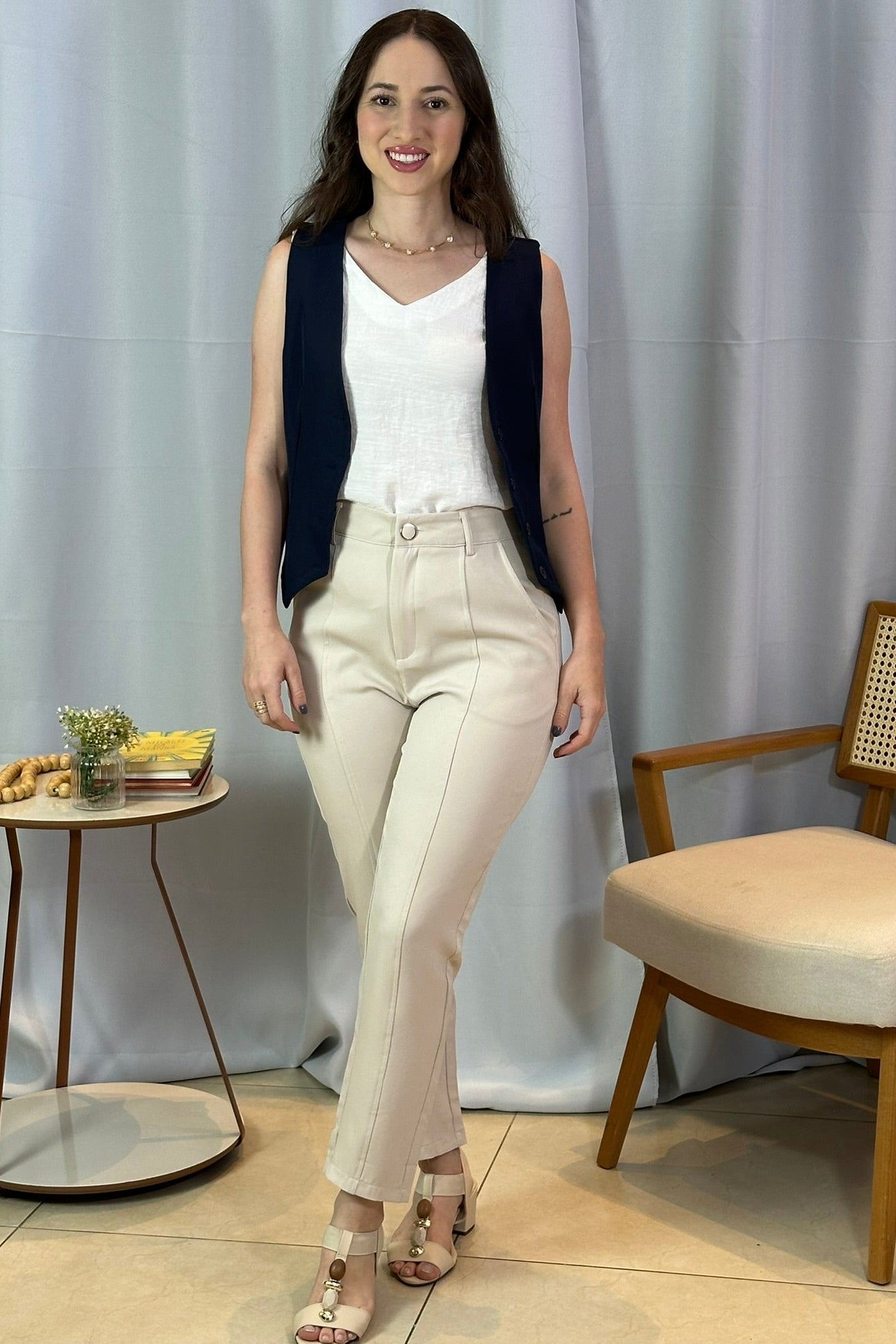 Conjunto: Blusa Regata Babados Decote "V" Em Viscolisse Joice Branca + Colete Curto Regata Detalhe Botões Alfaiataria Paolla Oliveira Preto + Calça Corte Reto Detalhe Friso Crepe Milano Eliana Bezerra Creme