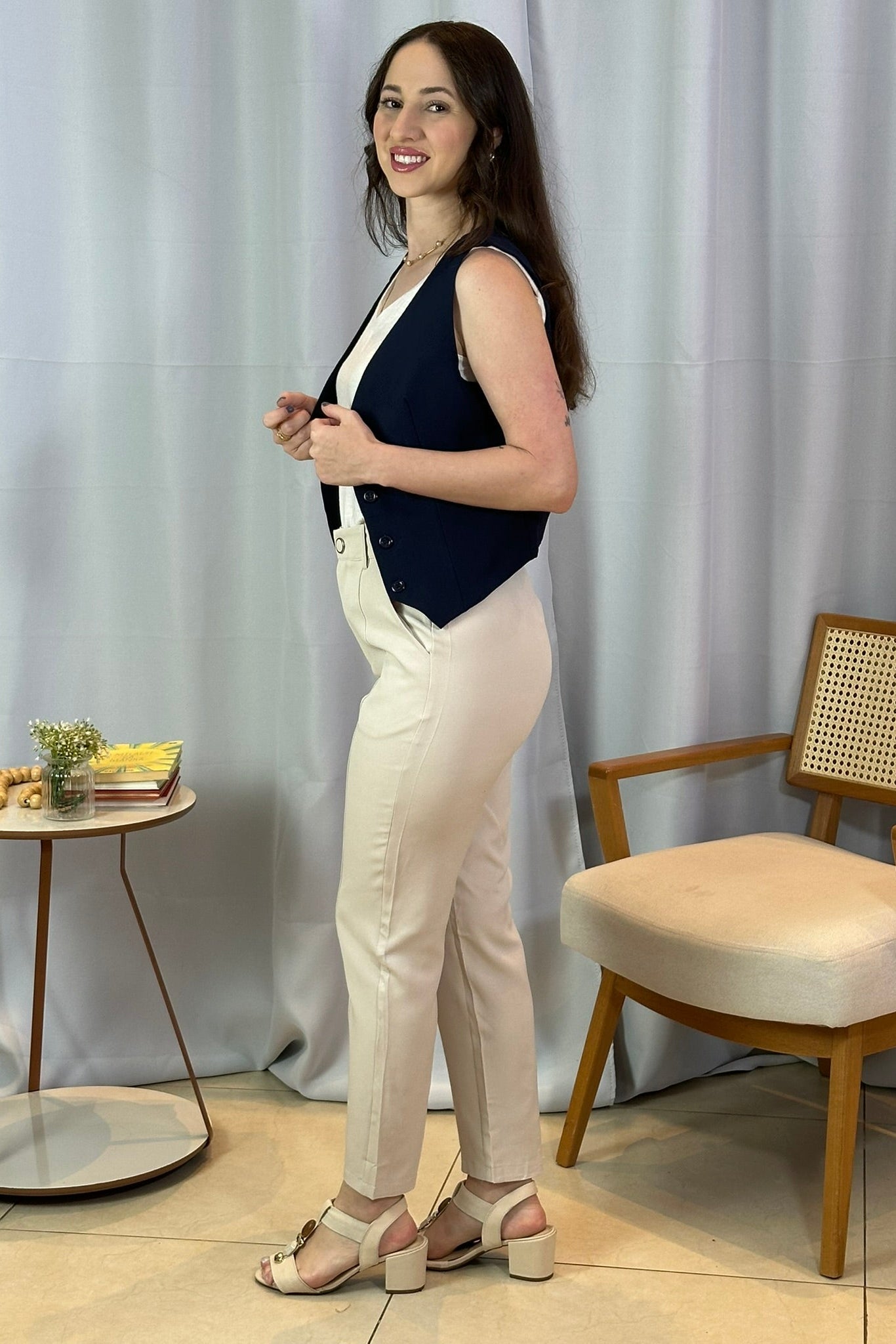 Conjunto: Blusa Regata Babados Decote "V" Em Viscolisse Joice Branca + Colete Curto Regata Detalhe Botões Alfaiataria Paolla Oliveira Preto + Calça Corte Reto Detalhe Friso Crepe Milano Eliana Bezerra Creme