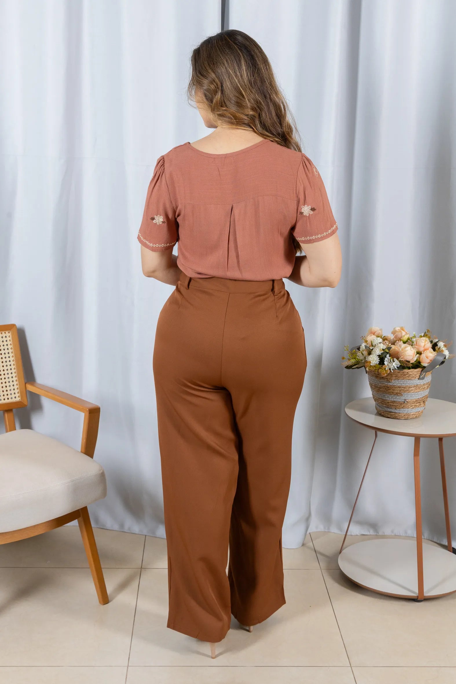 Blusa Manga Curta Decote em 'V' em Viscose com Acabamento Bordado Liara Terracota