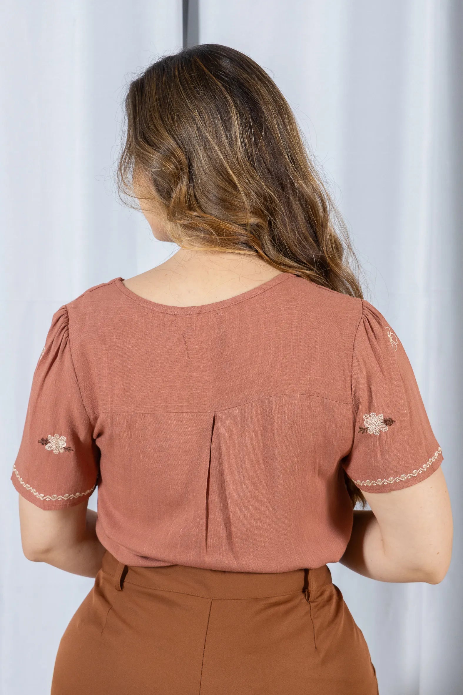 Blusa Manga Curta Decote em 'V' em Viscose com Acabamento Bordado Liara Terracota