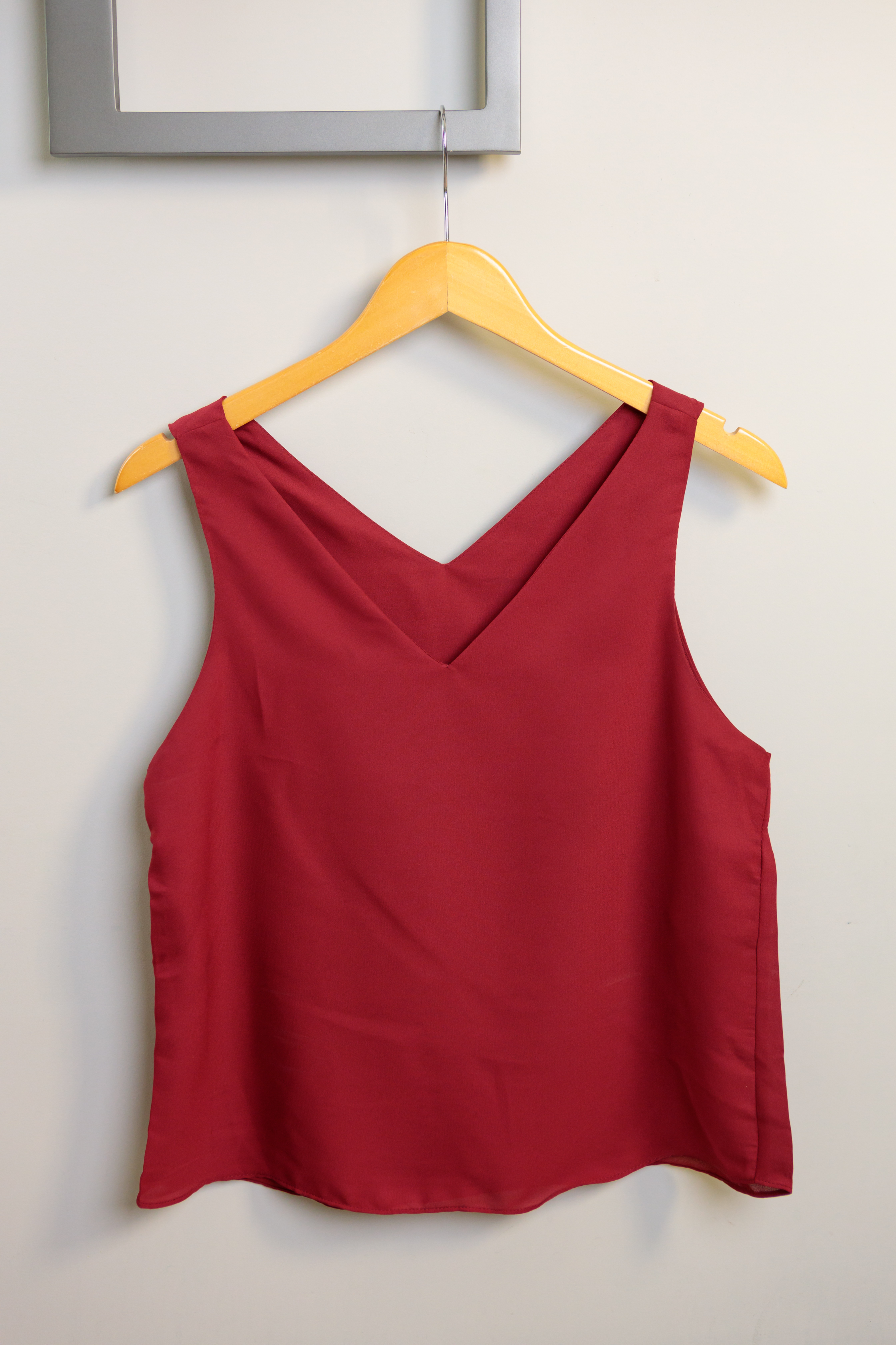 Blusa Regata Lisa Decote "V" Sabrina Bordô