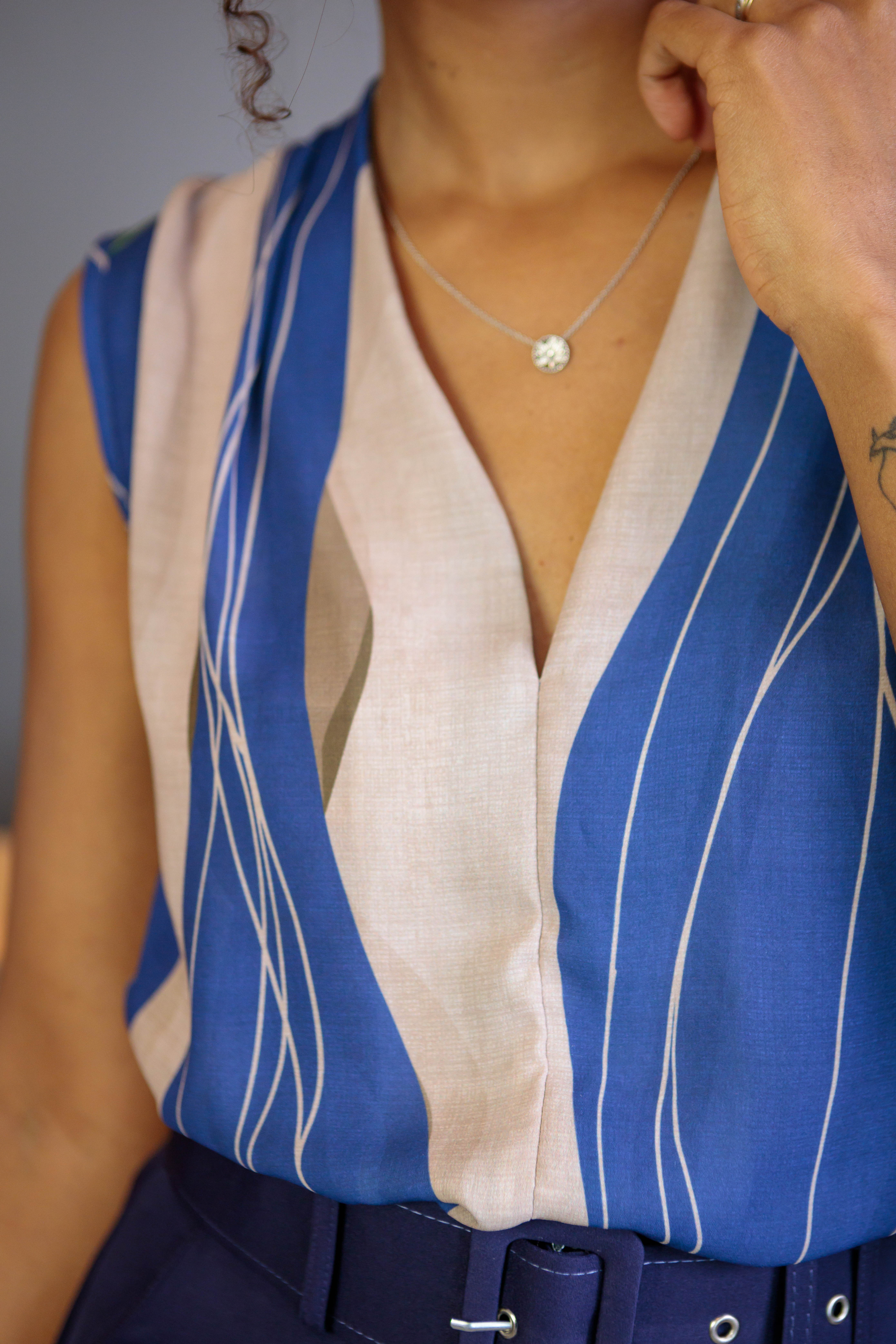 Blusa Textura Regata Decote "V" Tatiana Estampada Azul