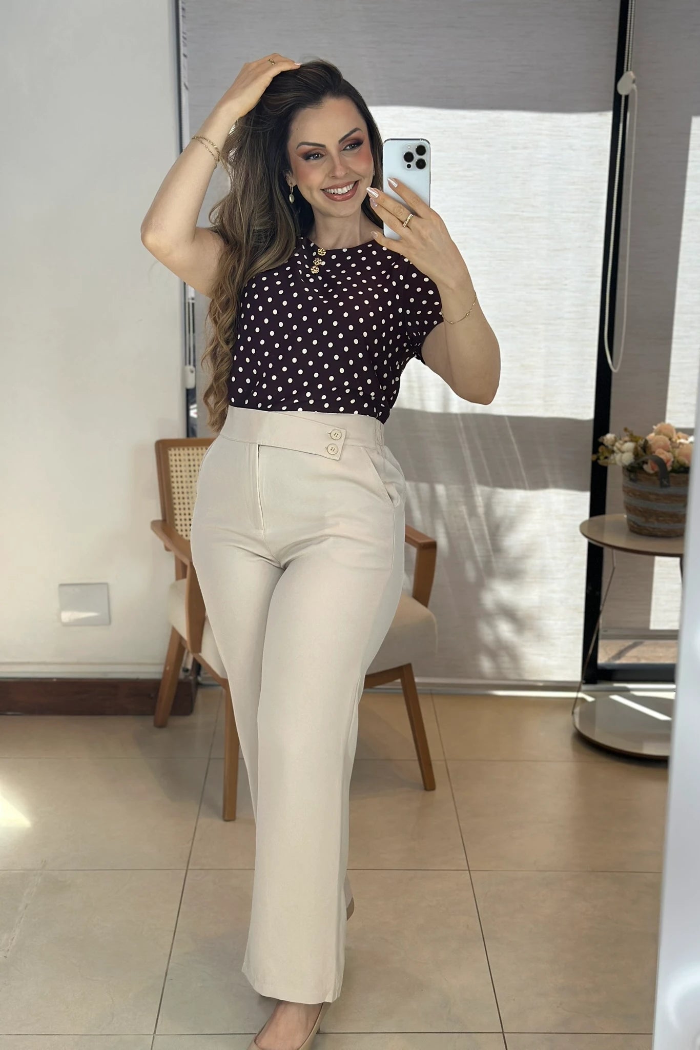 Conjunto: Blusa Manga Curta em Crepe Classic com Botões e Estampa Poá Tânia Roxo Berinjela + Calça Corte Reto em Alfaiataria Cós Assimétrico com Elástico Yasmin Creme