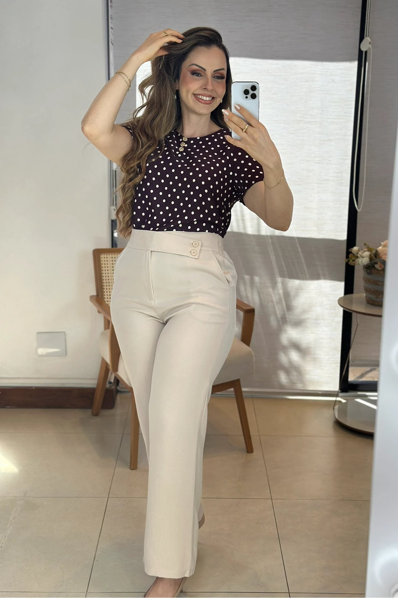 Conjunto: Blusa Manga Curta em Crepe Classic com Botões e Estampa Poá Tânia Roxo Berinjela + Calça Corte Reto em Alfaiataria Cós Assimétrico com Elástico Yasmin Creme